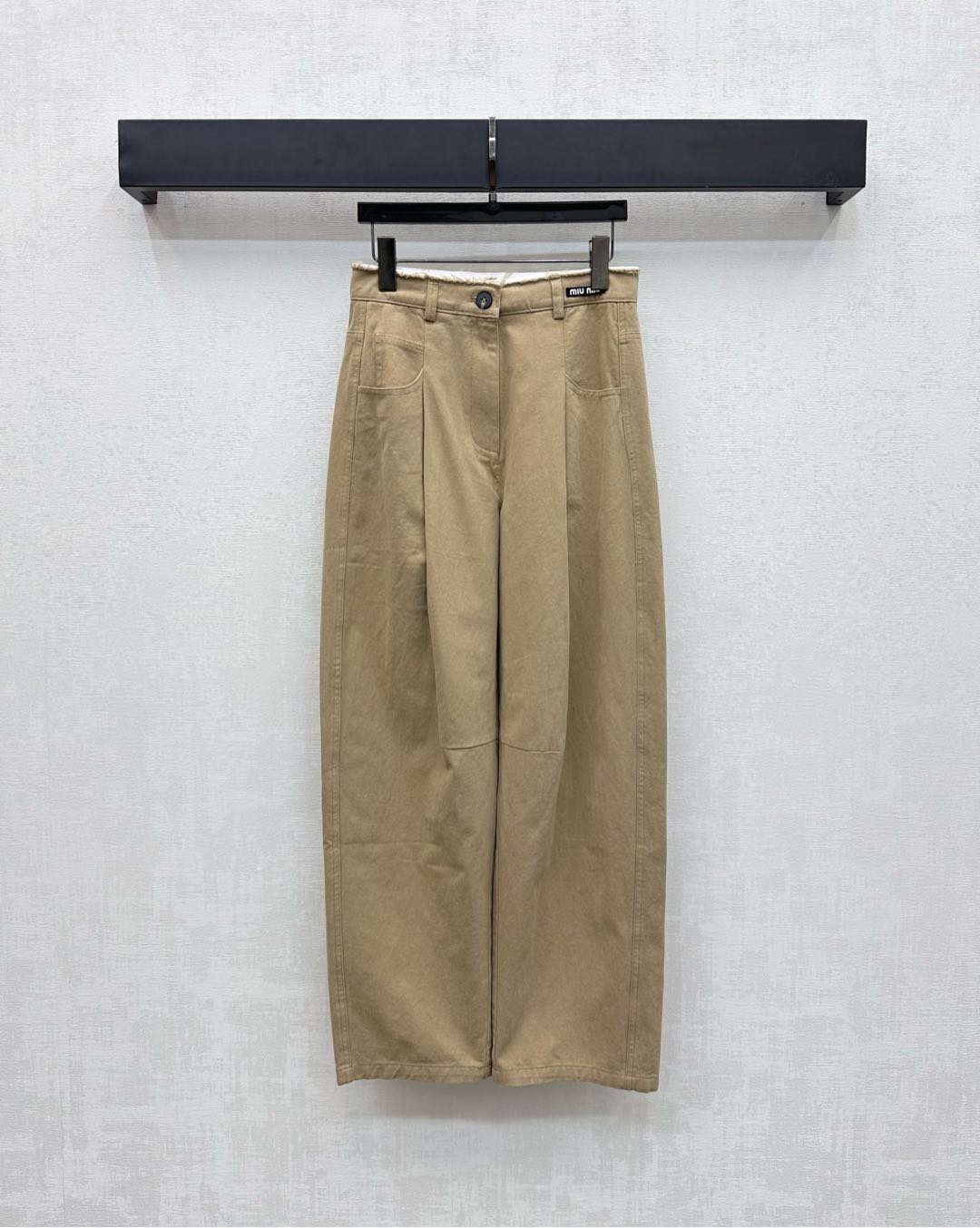 NO:486269,Miumi*'s newest product is on the shelves of breasted high-waist scimitar trousers customized YB imported twill cotton material Enzyme wash presents texture retro khaki and burgundy red trousers with no edge-covered flocs to add layered styling. The waist is decorated with an embellishment and decoration. The logo of the waist shows the brand tone. The surface and accessories are developed. The high-waist wide-leg scimitar trousers are cut. The slack and fashionable feel is more attractive. The combination is more high-story 2 colors. Miumiu, alexander wang19860909Miumi*新品上架毛边高腰弯刀长裤定制YB进口斜纹棉材质 酵素水洗 呈现质感复古卡其和酒红色 裤头饰以不包边絮状设计 增添造型层次感 腰间标志性字母徽标点缀装饰 彰显品牌调性 面辅料开发 高腰阔腿弯刀长裤剪裁 松弛不失时髦感 搭配更具高街魅力  高版本2色,,miumiu,alexander wang,Women's clothing