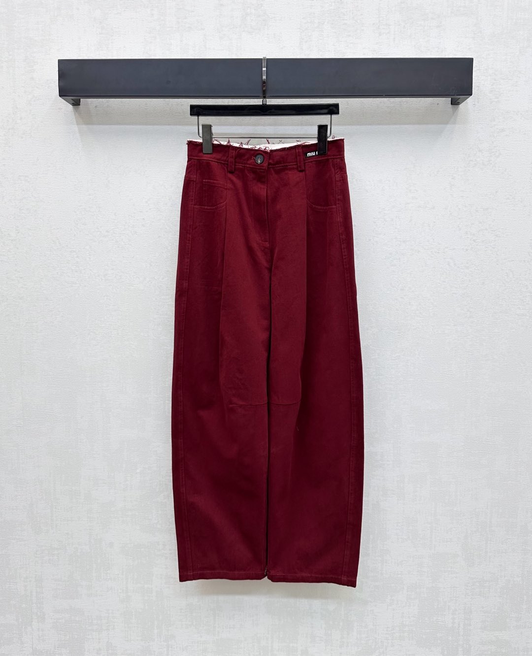 NO:486260,Miumi*'s newest product is on the shelves of breasted high-waist scimitar trousers customized YB imported twill cotton material Enzyme wash presents texture retro khaki and burgundy red trousers with no edge-covered flocs to add layered styling. The waist is decorated with an embellishment and decoration. The logo of the waist shows the brand tone. The surface and accessories are developed. The high-waist wide-leg scimitar trousers are cut. The slack and fashionable feel is more attractive. The combination is more high-story 2 colors. Miumiu, alexander wang19860909Miumi*新品上架毛边高腰弯刀长裤定制YB进口斜纹棉材质 酵素水洗 呈现质感复古卡其和酒红色 裤头饰以不包边絮状设计 增添造型层次感 腰间标志性字母徽标点缀装饰 彰显品牌调性 面辅料开发 高腰阔腿弯刀长裤剪裁 松弛不失时髦感 搭配更具高街魅力  高版本2色,,miumiu,alexander wang,Women's clothing