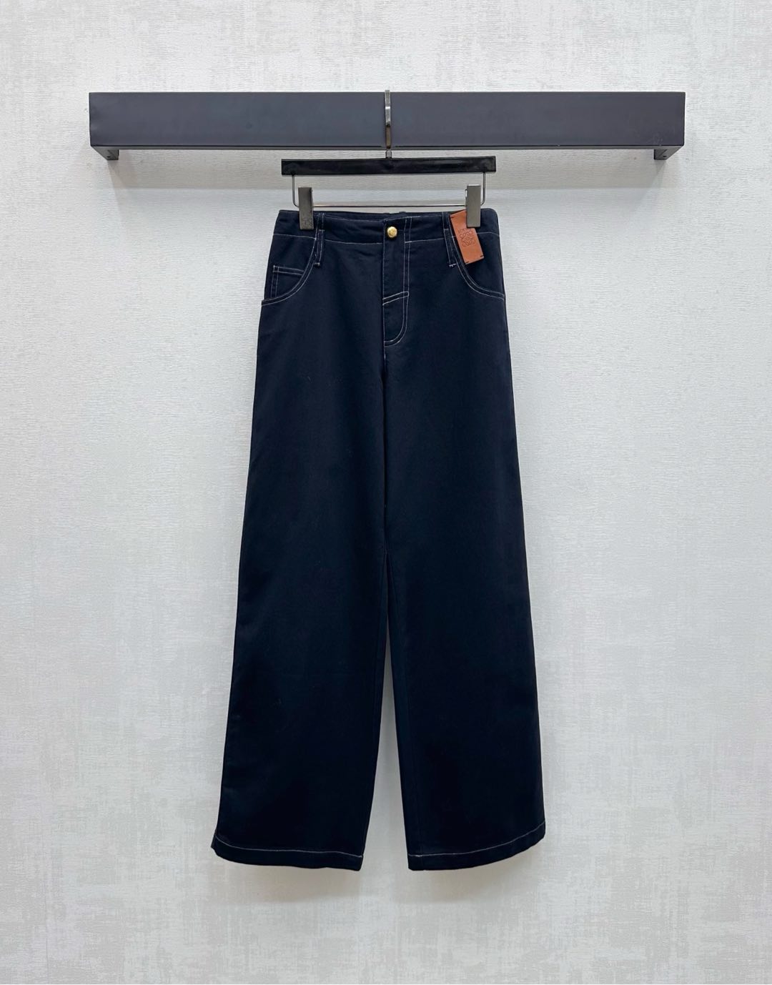 NO:486249,Loew*'s newest product is on the shelves of leather label denim twill trousers customized YB imported twill cotton denim material, crisp, comfortable and stylish, repeated enzyme washing process, printed round buckle adjustment design, combined with the iconic totem leather label decoration at the waist, highlighting the brand tone, surface auxiliary material development, high waist buckle straight wide-leg pants cut, wear without restraint, relax and age-reducing, inclusively modify the leg shape while wearing a full of lazy and casual style. High-version, loewe, alexander wang19860909Loew*新品上架皮标牛仔长裤定制YB进口斜纹棉牛仔材质 挺括舒适有型 反复酵素水洗工艺处理 印刻圆扣调节设计 配合腰间标志性图腾皮标装饰 彰显品牌调性 面辅料开发 高腰系扣直筒阔腿裤剪裁 穿着无束缚感 轻松减龄 包容修饰腿型的同时穿出满满的慵懒休闲风   高版本,,loewe,alexander wang,Women's clothing