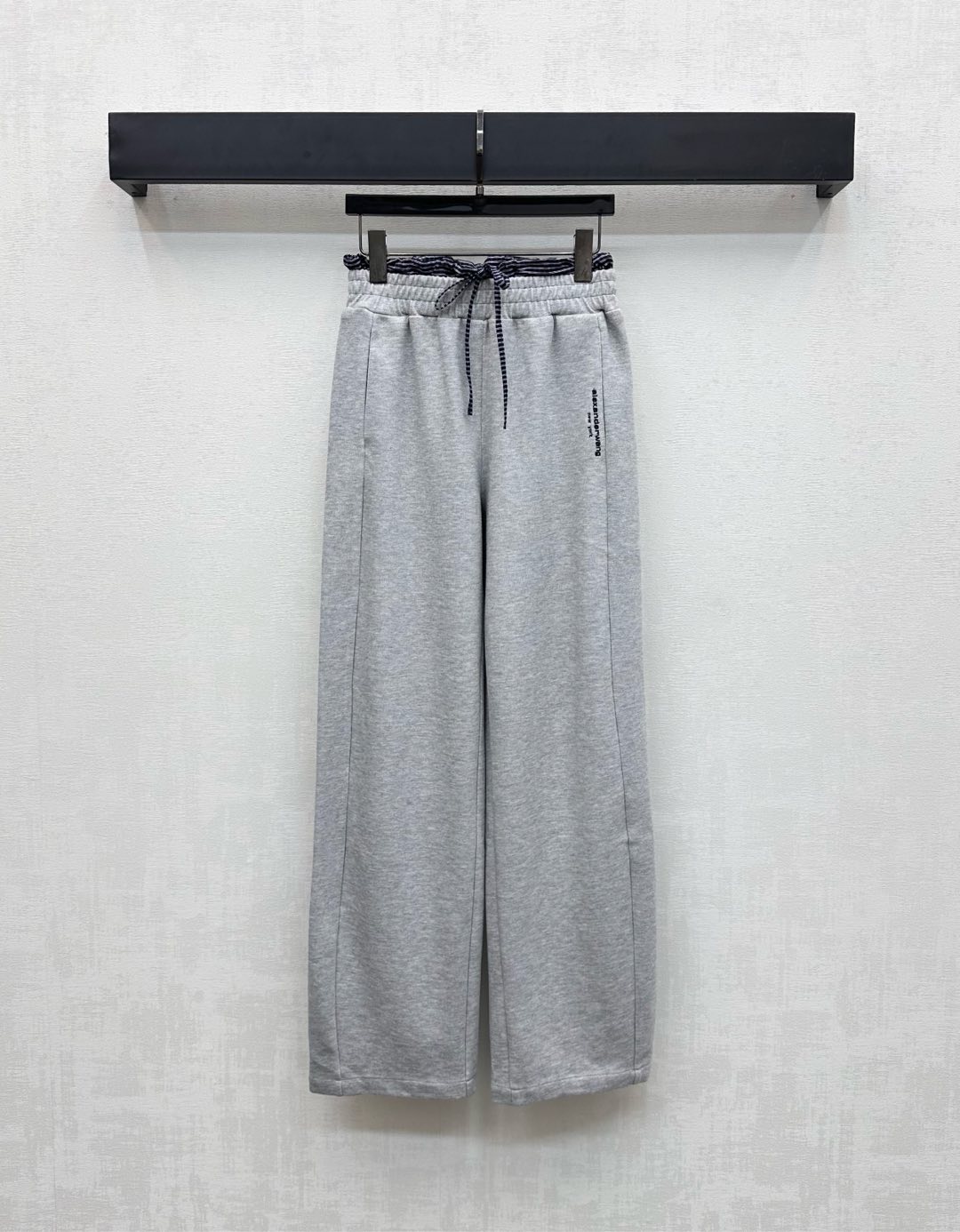 NO:486354,Alexanderwan*2025 new product is on the shelves of spliced ​​striped drawstring casual pants customized YB imported twill cotton material breathable and comfortable to wear. Waist seal drawstring striped striped splicing elastic design adds styling layering. It is convenient to put on and take off without limiting the figure. It is decorated with the iconic letter printed logo to highlight the brand tone. Face and auxiliary materials development. High waist wide-leg trousers tailored. Slack and fashionable casual charm. High version 2 colors,,alexander wang19860909Alexanderwan*2025新品上架拼接条纹抽绳休闲裤定制YB进口斜纹全棉材质 透气舒适好穿 腰封抽绳条纹拼接弹力设计 增添造型层次感 穿脱方便不限身材 配合标志性字母印花徽标装饰 彰显品牌调性 面辅料开发 高腰阔腿长裤剪裁 穿搭松弛时髦休闲魅力  高版本2色,,alexander wang,Women's clothing