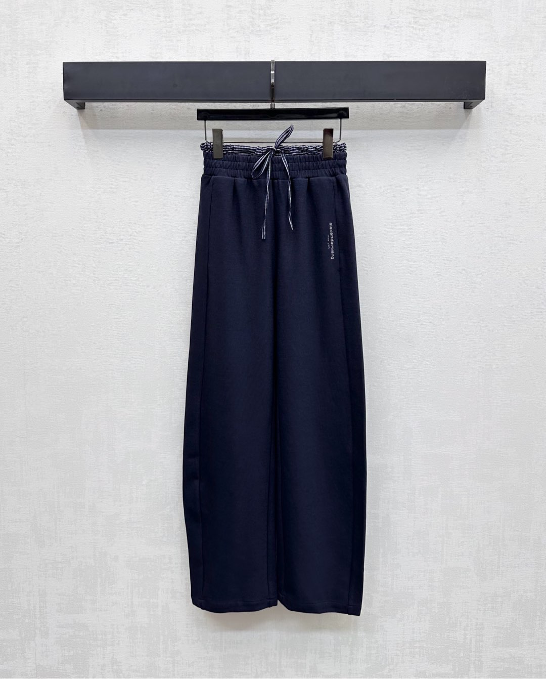 NO:486346,Alexanderwan*2025 new product is on the shelves of spliced ​​striped drawstring casual pants customized YB imported twill cotton material breathable and comfortable to wear. Waist seal drawstring striped striped splicing elastic design adds styling layering. It is convenient to put on and take off without limiting the figure. It is decorated with the iconic letter printed logo to highlight the brand tone. Face and auxiliary materials development. High waist wide-leg trousers tailored. Slack and fashionable casual charm. High version 2 colors,,alexander wang19860909Alexanderwan*2025新品上架拼接条纹抽绳休闲裤定制YB进口斜纹全棉材质 透气舒适好穿 腰封抽绳条纹拼接弹力设计 增添造型层次感 穿脱方便不限身材 配合标志性字母印花徽标装饰 彰显品牌调性 面辅料开发 高腰阔腿长裤剪裁 穿搭松弛时髦休闲魅力  高版本2色,,alexander wang,Women's clothing