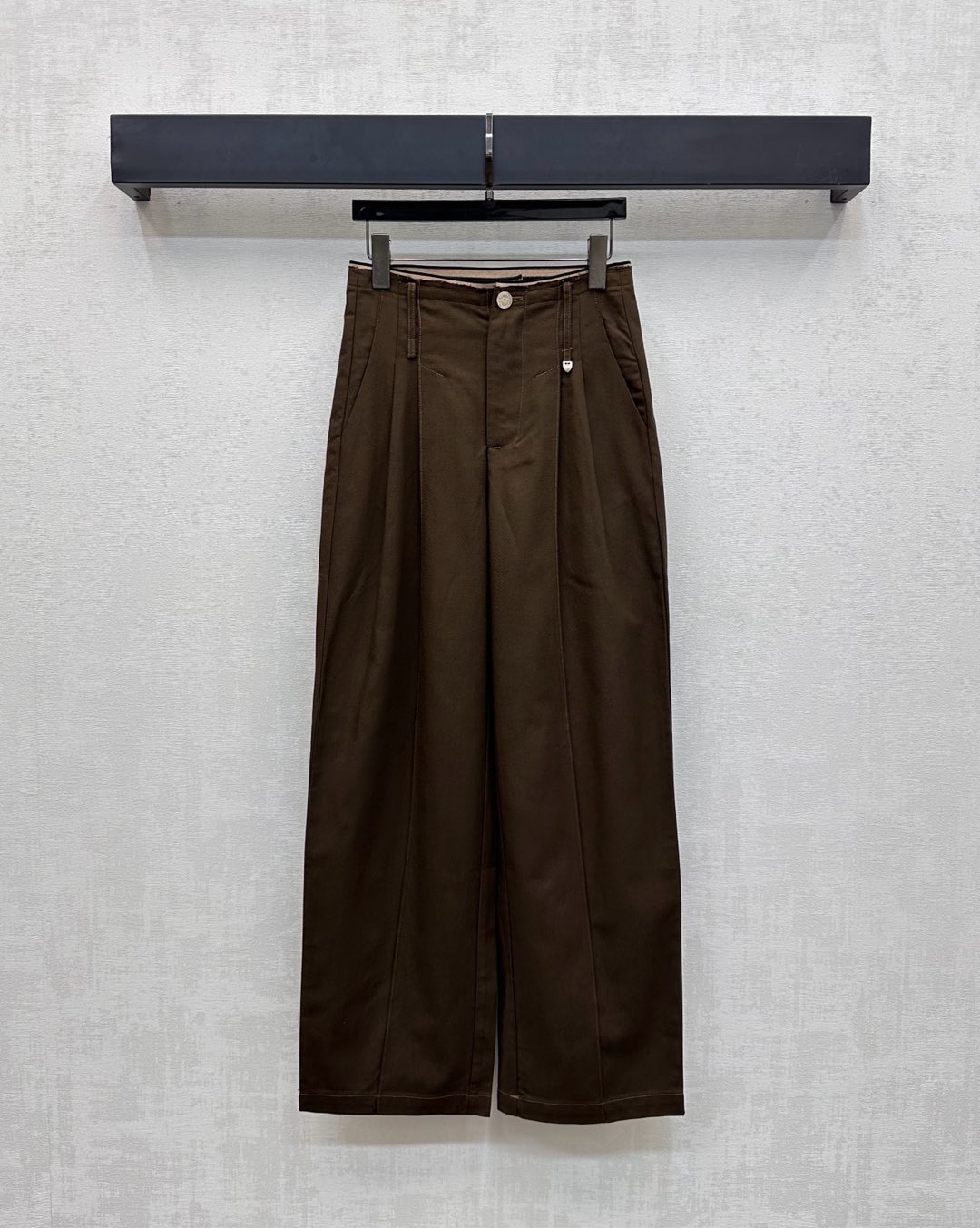 NO:486336,Loew*2025 new product is on the shelves of breasted high-waist wide-leg trousers customized with YB imported twill cotton material, crisp and stylish, full texture. The toewear is decorated with fleece-shaped breasted edges to add layering to create a free and cool style charm. The engraved buttons echo the leather logo of the back hip, highlighting the brand tone. The surface and accessories are developed. The high-waist wide-leg trousers are cut. The cool and stylish are slack and fashionable. The combination is more attractive. The high-story version is 2 colors, loewe, alexander wang19860909Loew*2025新品上架毛边高腰阔腿长裤定制YB进口斜纹全棉材质 挺括有型 质感十足 裤头饰以不包边絮状毛边装饰 增添造型层次感 打造自由飒爽的风格魅力 刻印纽扣与后臀字母皮标呼应 彰显品牌调性 面辅料开发 高腰阔腿长裤剪裁 酷飒有型松弛不失时髦感 搭配更具高街魅力 高版本2色,,loewe,alexander wang,Women's clothing