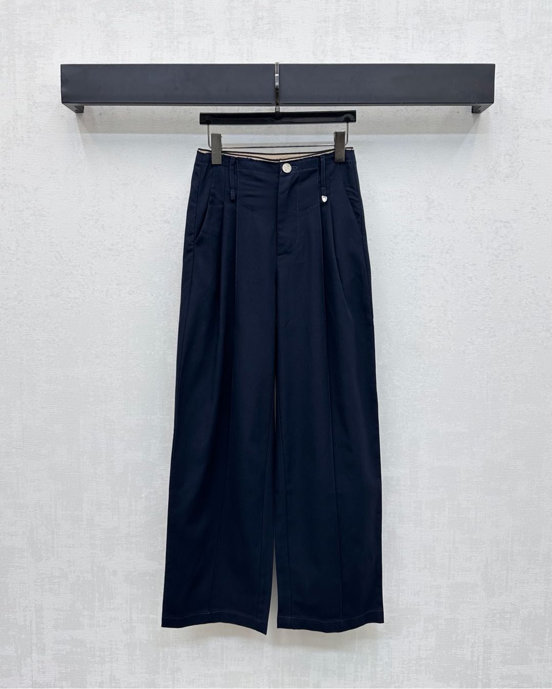 NO:486374,Loew*2025 new product is on the shelves of breasted high-waist wide-leg trousers customized with YB imported twill cotton material, crisp and stylish, full texture. The toewear is decorated with fleece-shaped breasted edges to add layering to create a free and cool style charm. The engraved buttons echo the leather logo of the back hip, highlighting the brand tone. The surface and accessories are developed. The high-waist wide-leg trousers are cut. The cool and stylish are slack and fashionable. The combination is more attractive. The high-story version is 2 colors, loewe, alexander wang19860909Loew*2025新品上架毛边高腰阔腿长裤定制YB进口斜纹全棉材质 挺括有型 质感十足 裤头饰以不包边絮状毛边装饰 增添造型层次感 打造自由飒爽的风格魅力 刻印纽扣与后臀字母皮标呼应 彰显品牌调性 面辅料开发 高腰阔腿长裤剪裁 酷飒有型松弛不失时髦感 搭配更具高街魅力  高版本2色,,loewe,alexander wang,Women's clothing