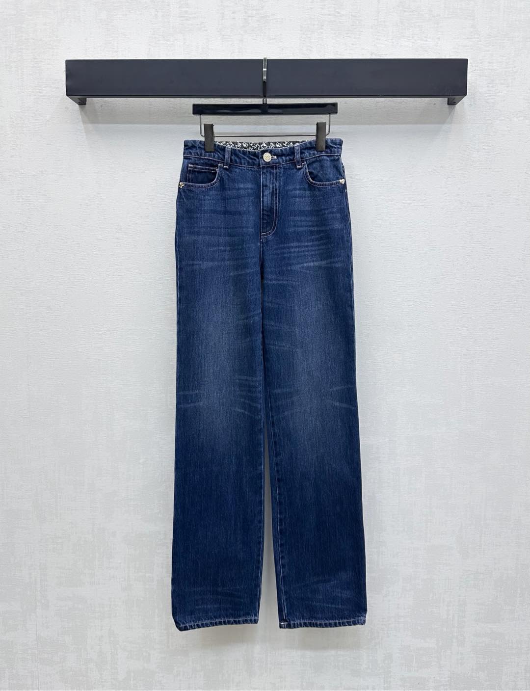 NO:487407,Chane*2025 new product is available on the shelves of high-waist grinding white pleated denim trousers customized YB imported twill cotton denim material breathable and comfortable and stylish Multi-enzyme washing process to create denim color and white pleated marks echoing the upper and lower grinding white pleated marks, adding layered look, retro and fashionable The inner side of the waist is decorated with camellia double C logo pattern elements, combined with double C printed gold buckle adjustment design, highlighting the brand tone, surface auxiliary material development, high-waist buckle straight trousers cut, easy to wear, and easy to match with fashionable and fashionable High-version 36 38 40,,chanel,alexander wang19860909Chane*2025新品上架高腰磨白褶皱牛仔长裤定制YB进口斜纹棉牛仔材质 透气舒适有型 多重酵素水洗工艺处理 打造牛仔色和上下呼应磨白褶皱痕迹 增添造型层次感 复古时尚 腰间内侧饰以山茶花双C徽标图案元素 配合双C印刻金扣调节设计 彰显品牌调性 面辅料开发 高腰系扣直筒长裤剪裁 轻松穿出好比例 随意搭配时髦洋气  高版本36 38 40,,chanel,alexander wang,Women's clothing