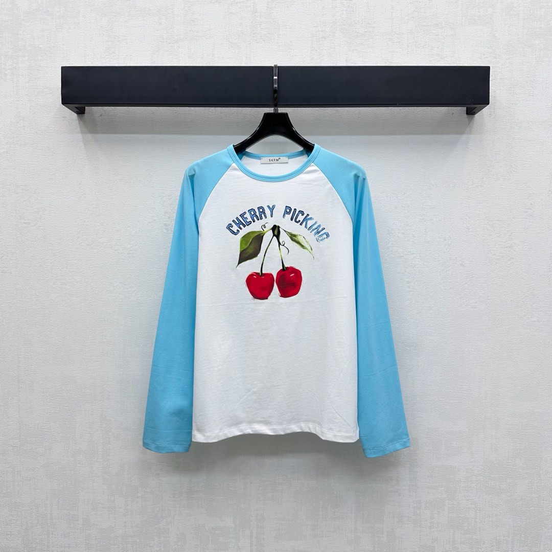 NO:486328,Skf*2025 new product is available on the shelves of round neck printed long sleeve custom YB imported twill cotton material breathable and comfortable, full texture. The front edge of the chest is restored by printing technology. Decorated with the iconic letters cherry pattern to highlight the brand tone. The surface and auxiliary materials are developed. Regular long-sleeved tops are tailored to create a personalized style. The inner wear is brilliant and fashionable. High-version, alexander wang19860909Skf*2025新品上架圆领印花长袖定制YB进口斜纹棉材质 透气舒适 质感十足 胸前沿用印花工艺还原色彩 搭配标志性字母樱桃图案点缀装饰 彰显品牌调性 面辅料开发 常规长袖上衣剪裁 打造个性风格 单穿内搭都出彩时髦 高版本,,alexander wang,Women's clothing