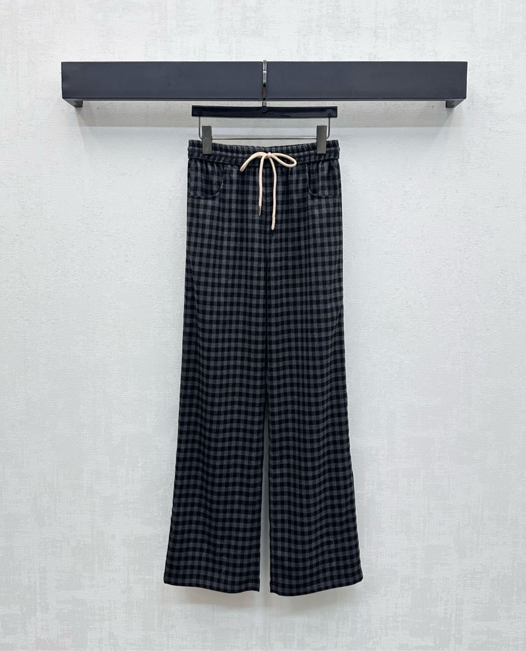 NO:486290,Celin*2025 new product is on the shelves of plaid straight trousers customized YB imported twill cotton material breathable and comfortable, full texture, black and gray plaid intertwined with contrasting color drawstring adjustment design, outline the perfect waist, highlight the brand tone, symmetrical pocket style treatment, lighting up details, add styling sense of styling, surface auxiliary material development, high-waist straight trousers cut, upper body makes it look slim and straight, commuting and date free to wear high-end and fashionable, high-end version, celine, alexander wang19860909Celin*2025新品上架格纹直筒长裤定制YB进口斜纹棉材质 透气舒适 质感十足 通体黑灰色格纹交错配合撞色抽绳调节设计 勾勒完美腰身 彰显品牌调性 对称插兜口袋版型处理 点亮细节 增添造型层次感 面辅料开发 高腰直筒长裤剪裁 上身显瘦显腿直 通勤约会随意穿搭高级时髦 高版本,,celine,alexander wang,Women's clothing