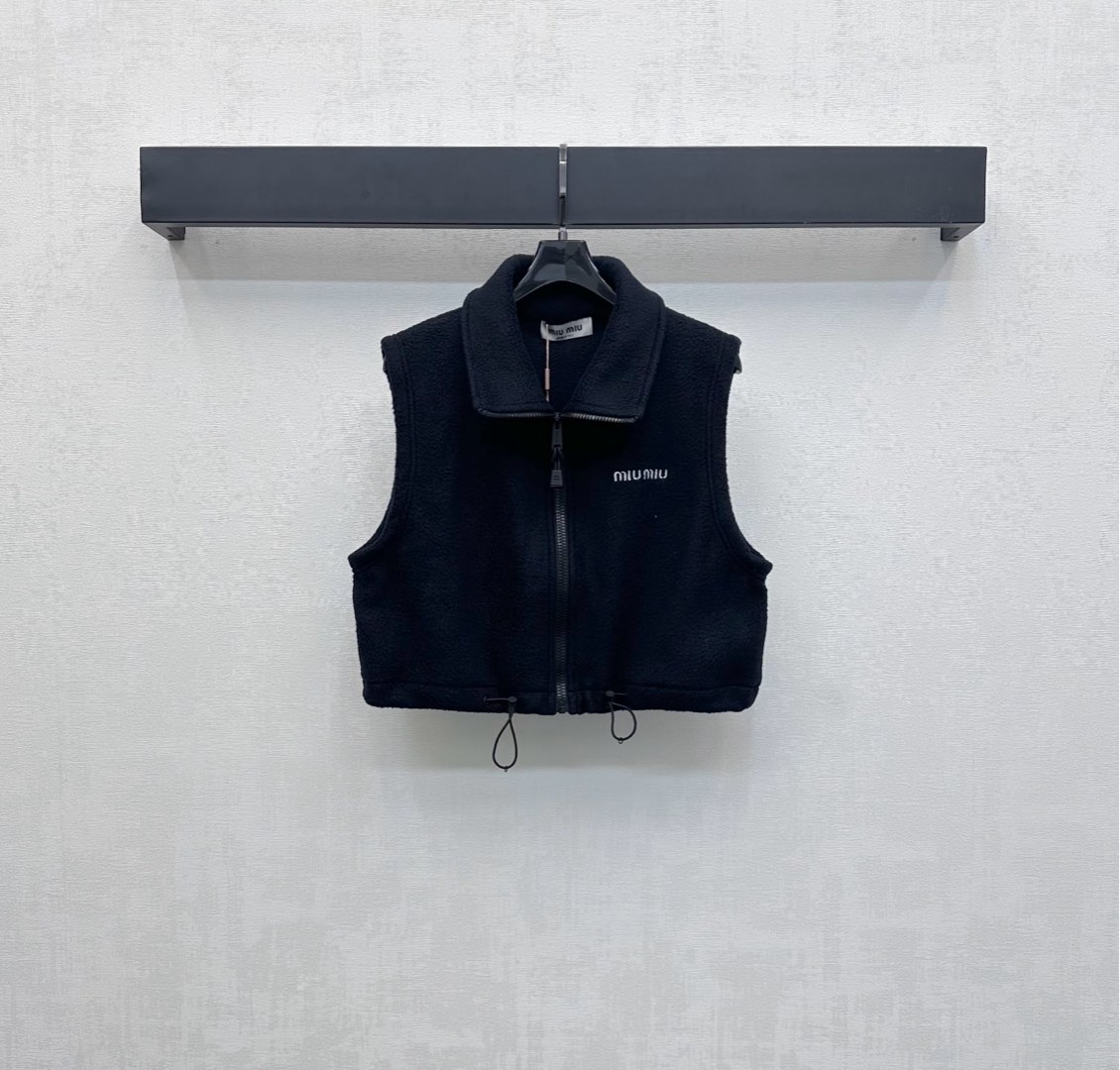 NO:487399,Miumi*2025 new product is available on the shelves of Teddy Plush Vest Customized YB imported Teddy Plush material, soft and comfortable, skin-friendly and warm. Use zipper placket adjustment with hem drawstring design to add layering. The chest is decorated with iconic letter logo decoration to highlight the brand tone. Face and auxiliary materials development. Flip-up collar short vest tailoring. Seasonal layering is fashionable to keep warm. Autumn and winter outfits are playful and age-reducing. High-version, miumiu, alexander wang19860909Miumi*2025新品上架泰迪毛绒马甲定制YB进口泰迪毛绒材质 柔软舒适 亲肤保暖 沿用拉链开襟调节配合下摆抽绳设计 增添造型层次感 胸前点缀标志性字母徽标装饰 彰显品牌调性 面辅料开发 翻立领短款马甲剪裁 换季叠穿时髦御寒 秋冬穿搭俏皮减龄  高版本,,miumiu,alexander wang,Women's clothing