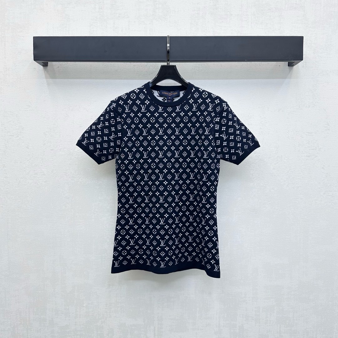 NO:487388,Louis Vuitto*2025 new product is available on the shelves of round neck jacquard knitted short sleeves custom YB imported knitted material, glossy and elastic, comfortable, the garment is narrowed with plain thread edges, the design maintains a unified tone, adds a sense of styling, the whole body is covered with iconic four-leaf clover letter jacquard elements, collision creates the old money style tone, blue and white color matching lights up details, highlights the brand tone, surface auxiliary materials development, round neck knitted short sleeves style cut, highlights the slack and fashionable curve, showing versatile autumn and winter commuting and date leisure, high-end version,,louis vuitton,T-shirt,alexander wang19860909Louis Vuitto*2025新品上架圆领提花针织短袖定制YB进口针织材质 光泽弹力舒适 成衣以素色螺纹包边收窄 设计保持统一调性 增添造型层次感 通体铺满标志性四叶草字母提花元素 碰撞出老钱风格调性 蓝白配色点亮细节 彰显品牌调性 面辅料开发 圆领针织短袖版型剪裁 凸显曲线松弛时髦 尽显百搭秋冬通勤约会休闲都 高版本,,louis vuitton,T-shirt,alexander wang,Women's clothing