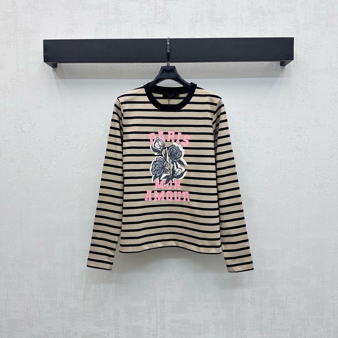 NO:487417,Maxmar*2025 new product is on the shelves of striped printed round neck long-sleeved tops customized YB imported native cotton material, comfortable texture, easy to wear, two colors of stripes are intertwined, and contrasting threaded edge design is used to match the neckline. It is versatile and durable to add a sense of styling. Pink letters and rose patterns are incorporated on the chest to form a bright collision. Illustration style decoration shows the brand tone. Face and auxiliary materials development. Round neck long-sleeved top cut. Wearing slim and high-end, showing fashionable autumn and winter inner wear. Daily commuting, date and leisure. High-end version,,alexander wang19860909Maxmar*2025新品上架条纹印花圆领长袖上衣定制YB进口原生全棉材质 质感舒适 弹力好穿 通体两色条纹交织 配合领口沿用撞色螺纹包边设计 百搭耐看 增添造型层次感 胸前融入粉色字母和玫瑰图案形成亮眼碰撞 插画风格装饰 彰显品牌调性 面辅料开发 圆领长袖上衣裁剪 穿搭显瘦高级 尽显时尚秋冬内搭 日常通勤约会休闲都 高版本,,alexander wang,Women's clothing