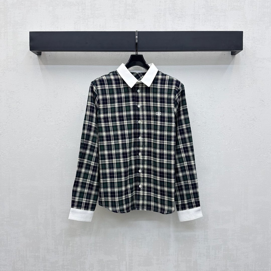 NO:487373,Celin*2025 new product on the shelves of lapel plaid shirts are customized with YB imported twill cotton. Breathable and comfortable, full texture. Cutting is smooth and smooth. The collar cuffs are consistent with contrasting color splicing design. It is easy to put on and take off with the front button to add a sense of styling. The whole body is full of plaid elements. The logo embroidered with the iconic letter embroidery logo decoration on the chest shows the brand tone. The surface auxiliary material development. Lapel long-sleeved shirt cut. The outfit is slim and high-end. Daily commuting, date and leisure. High-end version, celine,shirts,alexander wang19860909Celin*2025新品上架翻领格纹衬衫定制YB进口斜纹全棉材质 透气舒适 质感十足 裁剪垂顺流畅 领口袖口沿用撞色拼接设计 配合前襟纽扣调节方便穿脱 增添造型层次感 通体印满格纹元素 配合胸前点缀标志性字母刺绣徽标装饰 彰显品牌调性 面辅料开发 翻领长袖衬衫剪裁 穿搭显瘦高级 日常通勤约会休闲都 高版本,,celine,shirts,alexander wang,Women's clothing