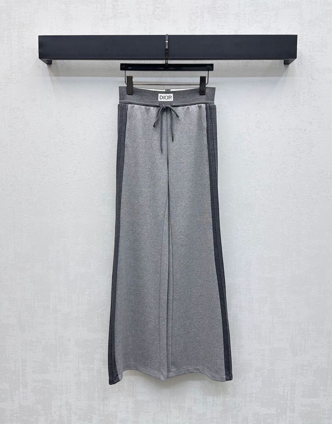 NO:486362,Dio*2025 new product drawstring straight trousers on shelves Customized YB imported twill cotton material Comfortable and breathable, full of drape. Drawstring design is used. Combined with the three-dimensional pleated shape on the side of the legs, exquisite and durable details, adding an overall sense of layering. Letter webbing is incorporated into the waist. The iconic CD bee embroidered logo decoration is decorated with the back hip pocket to highlight the brand tone. The development of surface accessories. Wide-leg straight trousers style and tailoring. Inclusive body shape makes the outfit fashionable and fashionable. Must-have items for the four seasons. High-version 2 colors,,dior,alexander wang19860909Dio*2025新品上架抽绳直筒长裤 定制YB进口斜纹棉材质 舒适透气 垂感十足 沿用抽绳设计 配合腿侧立体压褶造型 精致耐看细节 增添整体层次感 腰间融入字母织带 配合后臀口袋点缀标志性CD蜜蜂刺绣徽标装饰 彰显品牌调性 面辅料开发 阔腿直筒长裤版型剪裁 包容身材让穿搭时髦洋气 四季必备单品  高版本2色,,dior,alexander wang,Women's clothing