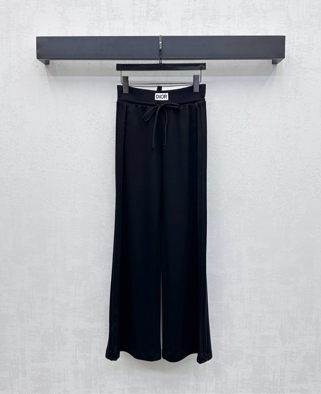 NO:486353,Dio*2025 new product drawstring straight trousers on shelves Customized YB imported twill cotton material Comfortable and breathable, full of drape. Drawstring design is used. Combined with the three-dimensional pleated shape on the side of the legs, exquisite and durable details, adding an overall sense of layering. Letter webbing is incorporated into the waist. The iconic CD bee embroidered logo decoration is decorated with the back hip pocket to highlight the brand tone. The development of surface accessories. Wide-leg straight trousers style and tailoring. Inclusive body shape makes the outfit fashionable and fashionable. Must-have items for the four seasons. High-version 2 colors,,dior,alexander wang19860909Dio*2025新品上架抽绳直筒长裤 定制YB进口斜纹棉材质 舒适透气 垂感十足 沿用抽绳设计 配合腿侧立体压褶造型 精致耐看细节 增添整体层次感 腰间融入字母织带 配合后臀口袋点缀标志性CD蜜蜂刺绣徽标装饰 彰显品牌调性 面辅料开发 阔腿直筒长裤版型剪裁 包容身材让穿搭时髦洋气 四季必备单品  高版本2色,,dior,alexander wang,Women's clothing