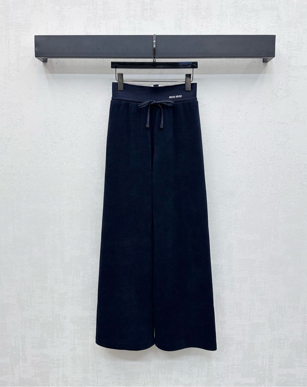 NO:486345,Miumi*2025 new product launches drawstring straight trousers customized YB imported elastic cotton material, comfortable and breathable, full of drape. Use a rope drawstring design, exquisite and durable details, adding overall layering, and incorporated iconic letter logo embellishment decoration at the waist to highlight the brand tone. Face and auxiliary materials development, wide-leg straight trousers style cut, inclusive figure, make the outfit fashionable and fashionable. Must-have items for all seasons, high-version 2 colors,,miumiu,alexander wang19860909Miumi*2025新品上架抽绳直筒长裤定制YB进口弹力人棉材质 舒适透气 垂感十足 沿用绞花抽绳设计 精致耐看细节 增添整体层次感 腰间融入标志性字母徽标点缀装饰 彰显品牌调性 面辅料开发 阔腿直筒长裤版型剪裁 包容身材让穿搭时髦洋气 四季必备单品  高版本2色,,miumiu,alexander wang,Women's clothing