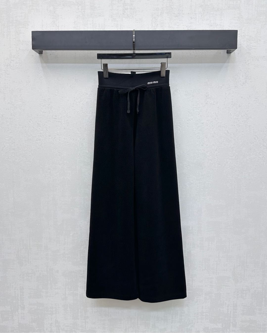 NO:486335,Miumi*2025 new product launches drawstring straight trousers customized YB imported elastic cotton material, comfortable and breathable, full of drape. Use a rope drawstring design, exquisite and durable details, add an overall sense of layering, and incorporate iconic letter logo embellishment decoration at the waist to highlight the brand tone, surface auxiliary material development, wide-leg straight trousers style cut, inclusive figure, make the outfit fashionable and fashionable, must-have items for all seasons, high-version 2 colors,,miumiu,alexander wang19860909Miumi*2025新品上架抽绳直筒长裤定制YB进口弹力人棉材质 舒适透气 垂感十足 沿用绞花抽绳设计 精致耐看细节 增添整体层次感 腰间融入标志性字母徽标点缀装饰 彰显品牌调性 面辅料开发 阔腿直筒长裤版型剪裁 包容身材让穿搭时髦洋气 四季必备单品  高版本2色,,miumiu,alexander wang,Women's clothing