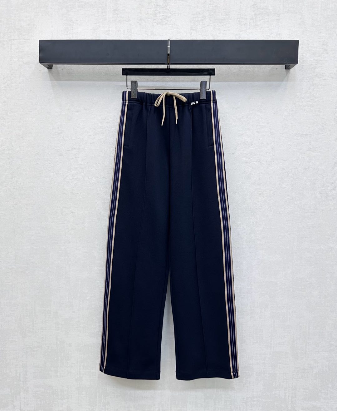 NO:486313,Miumi*2025 new product launches drawstring straight trousers customized YB imported twill cotton material, comfortable and breathable, full of drape. Contrast color drawstring design. Contrast color striped webbing with the side of the legs, exquisite and durable details, adding an overall sense of layering. The waist is decorated with iconic letter logo embellishment to highlight the brand tone. Face and auxiliary materials development. Wide-leg straight trousers style cut. Inclusive body shape makes the outfit fashionable and fashionable. Must-have items for all seasons. High-version 2 colors,,miumiu,alexander wang19860909Miumi*2025新品上架抽绳直筒长裤定制YB进口斜纹棉材质 舒适透气 垂感十足 撞色抽绳设计 配合腿侧饰以撞色条纹织带造型 精致耐看细节 增添整体层次感 腰间融入标志性字母徽标点缀装饰 彰显品牌调性 面辅料开发 阔腿直筒长裤版型剪裁 包容身材让穿搭时髦洋气 四季必备单品  高版本2色,,miumiu,alexander wang,Women's clothing