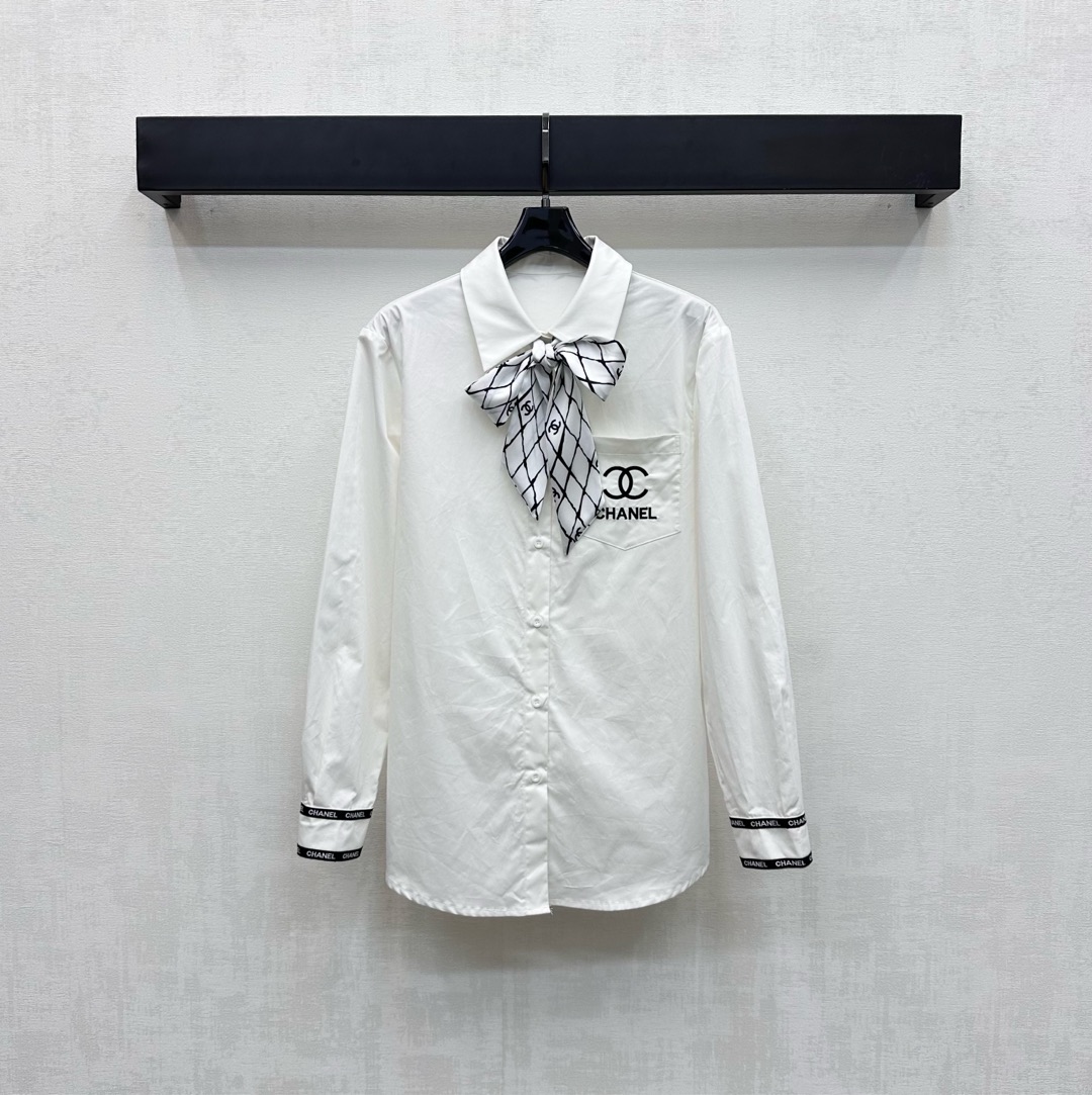 NO:487445,Chane*2025 new product lapel scarf shirt on shelves Customized YB imported twill cotton material breathable and comfortable Decorated with diamond-shaped scarf on the collar edge, matching the iconic double C letter embroidery logo embellishment at the chest pocket, echoing the contrasting webbing on the cuffs, highlighting the brand tone, plaid button adjustment design, adding layered look, surface auxiliary material development, lapel long-sleeved shirt cut, single layered high-end fashionable, high-version 2 colors, chanel, alexander wang19860909Chane*2025新品上架翻领丝巾衬衣 定制YB进口斜纹全棉材质 透气舒适 沿用领边菱格纹丝巾装饰 配合胸前口袋处标志性双C字母刺绣徽标点缀 与袖口撞色织带相互呼应 彰显品牌调性 开襟纽扣调节设计 增添造型层次感 面辅料开发 翻领长袖衬衣剪裁 单穿叠穿高级时髦 高版本2色,,chanel,alexander wang,Women's clothing