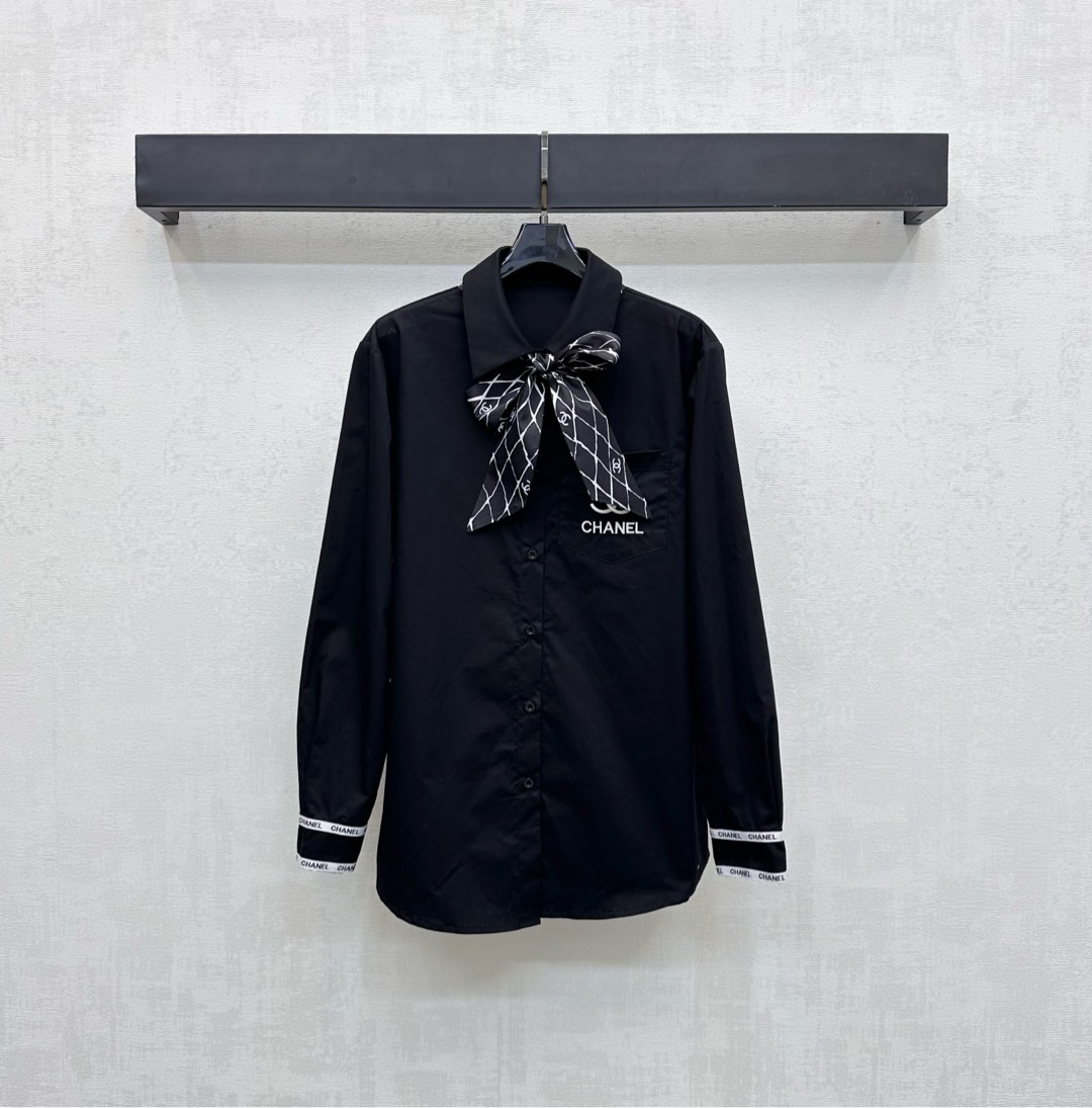 NO:487434,Chane*2025 new product lapel scarf shirt on shelves Customized YB imported twill cotton material breathable and comfortable Decorated with diamond-shaped scarf on the collar edge, matching the iconic double C letter embroidery logo embellishment at the chest pocket, echoing the contrasting webbing on the cuffs, highlighting the brand tone, plaid button adjustment design, adding layered look, surface auxiliary material development, lapel long-sleeved shirt cut, single layered high-end fashionable, high-version 2 colors, chanel, alexander wang19860909Chane*2025新品上架翻领丝巾衬衣 定制YB进口斜纹全棉材质 透气舒适 沿用领边菱格纹丝巾装饰 配合胸前口袋处标志性双C字母刺绣徽标点缀 与袖口撞色织带相互呼应 彰显品牌调性 开襟纽扣调节设计 增添造型层次感 面辅料开发 翻领长袖衬衣剪裁 单穿叠穿高级时髦 高版本2色,,chanel,alexander wang,Women's clothing