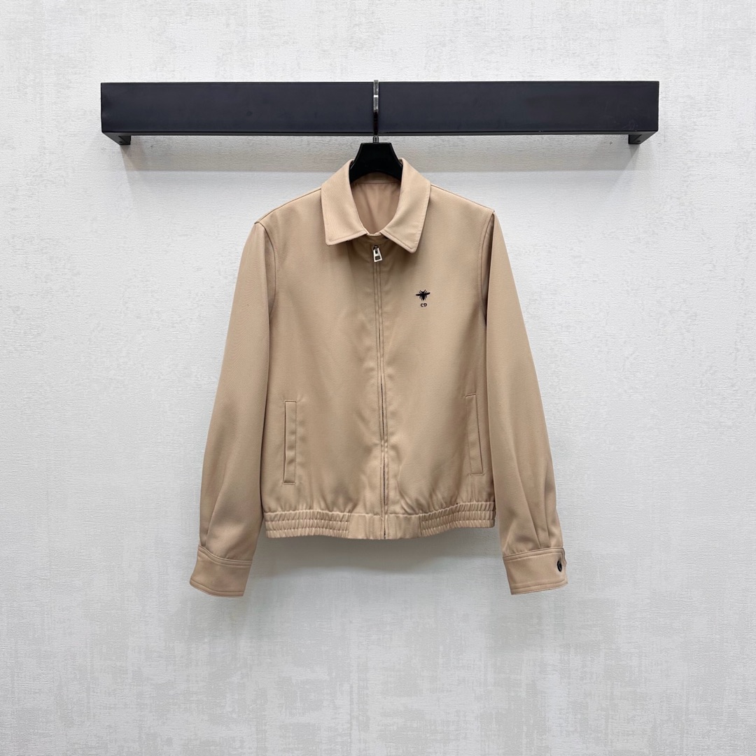 NO:487425,Dio*2025 new product lapel jacket custom-made YB imported material, texture and luster, high-end and comfortable, special craftsmanship, no ironing, no wrinkles, chest embellishment, iconic CD bee embroidery logo decoration, with folded neckline cuff letter printing elements, highlight the brand tone, plaid zipper design with symmetrical pocket pocket style design, add styling layering, surface auxiliary material development, lapel jacket jacket tailoring, commuting date outfit, high-end retro, brilliant and fashionable, high-end 2 colors,,dior, jackets & coats, jackets & coats, alexander wang19860909Dio*2025新品上架翻领夹克外套定制YB进口材质 质感光泽 高级舒适 特殊工艺免熨烫不易皱 胸前点缀标志性CD蜜蜂刺绣徽标装饰 配合翻折领口袖口字母印花元素 彰显品牌调性 开襟拉链设计搭配对称插兜口袋版型设计 增添造型层次感 面辅料开发 翻领夹克外套剪裁 通勤约会穿搭高级复古 出彩时髦 高版本2色,,dior,jackets & coats,jackets & coats,alexander wang,Women's clothing