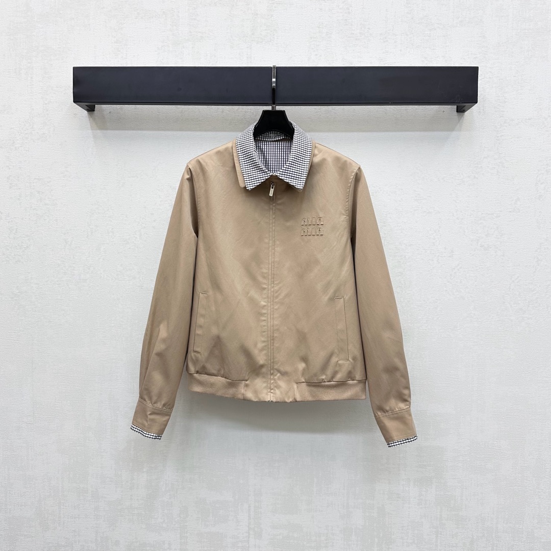 NO:487409,Miumi*2025 new product on the shelves of plaid spliced ​​collar jacket customized YB imported material texture, gloss, high-end and comfortable, special craftsmanship without ironing, not easy to wrinkle, ready-to-wear embellishment iconic letter logo decoration, matching collar cuff spliced ​​plaid elements, echoing the lining, highlighting the brand tone, plaid zipper design with symmetrical pocket pocket style design, add to the styling layering, surface auxiliary material development, lapel jacket tailoring, daily commuting and date outfits, high-end retro, brilliant and fashionable, high-end version,,miumiu, jackets & coats, jackets & coats, alexander wang19860909Miumi*2025新品上架格纹拼接领外套定制YB进口材质 质感光泽 高级舒适 特殊工艺免熨烫不易皱 成衣点缀标志性字母徽标装饰 配合领口袖口拼接格纹元素 与里布相互呼应 彰显品牌调性 开襟拉链设计搭配对称插兜口袋版型设计 增添造型层次感 面辅料开发 翻领夹克外套剪裁 日常通勤约会穿搭高级复古 出彩时髦 高版本,,miumiu,jackets & coats,jackets & coats,alexander wang,Women's clothing