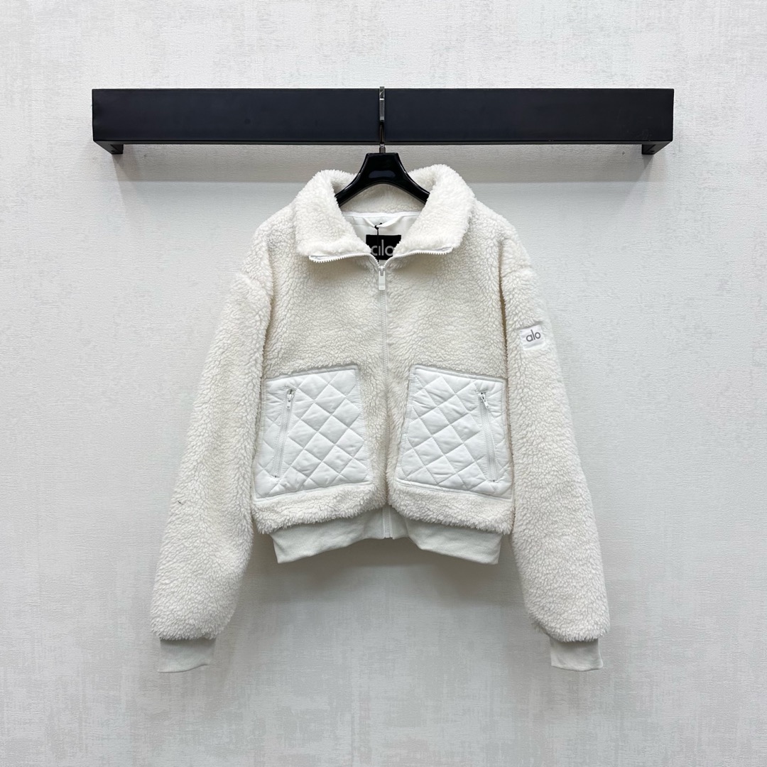 NO:490385,Alo*2025 new product is available on the shelves of lamb wool diamond coat custom YB imported nylon lamb wool material. Comfortable texture, warm and fashionable. The garment is treated with elastic knitted cuff hem. It is designed with spliced ​​diamond texture to add layered shapes. The windproof and cold protection effect is excellent. The sleeves are decorated with iconic letter logos to highlight the brand tone. The surface and auxiliary materials are developed. Lapel zipper jacket style and tailoring. A must-have versatile style in autumn and winter. Fashionable and fashionable. High-version 3 colors,, jackets & coats, alexander wang19860909alo*2025新品上架羊羔毛菱格外套定制YB进口尼龙羊羔毛材质 质感舒适 保暖时尚 成衣饰以弹力针织袖口下摆处理 配合拼接菱格纹理设计 增添造型层次感 防风御寒效果绝佳 袖侧点缀标志性字母徽标装饰 彰显品牌调性 面辅料开发 翻领拉链外套版型剪裁 秋冬必备百搭款式 穿搭时髦洋气  高版本3色,,jackets & coats,alexander wang,Women's clothing