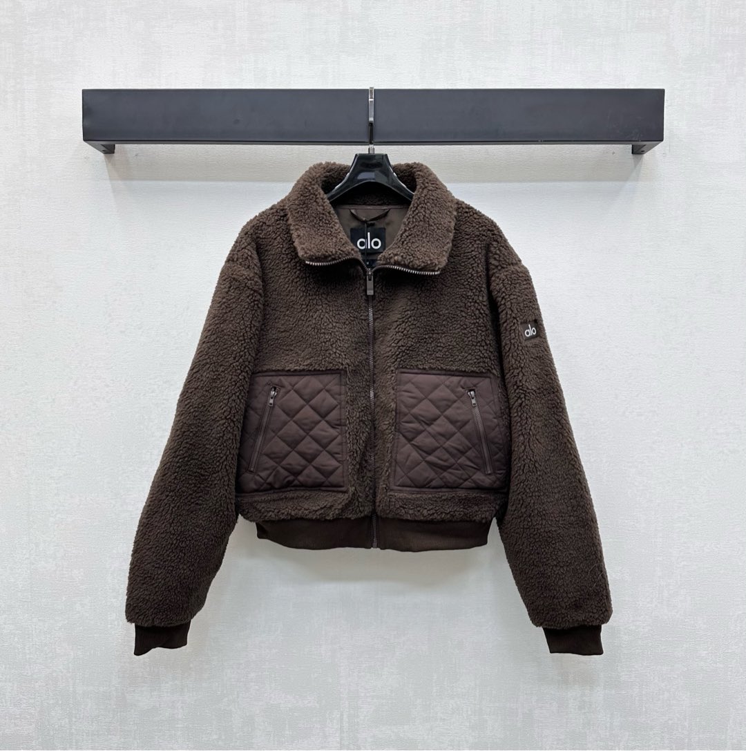 NO:490399,Alo*2025 new product is available on the shelves of lamb wool diamond coat custom YB imported nylon lamb wool material. Comfortable texture, warm and fashionable. The garment is treated with elastic knitted cuff hem. It is designed with spliced ​​diamond texture to add layered shapes. The windproof and cold protection effect is excellent. The sleeves are decorated with iconic letter logos to highlight the brand tone. The surface and auxiliary materials are developed. Lapel zipper jacket style and tailoring. A must-have versatile style in autumn and winter. Fashionable and fashionable. High-version 3 colors,, jackets & coats, alexander wang19860909alo*2025新品上架羊羔毛菱格外套定制YB进口尼龙羊羔毛材质 质感舒适 保暖时尚 成衣饰以弹力针织袖口下摆处理 配合拼接菱格纹理设计 增添造型层次感 防风御寒效果绝佳 袖侧点缀标志性字母徽标装饰 彰显品牌调性 面辅料开发 翻领拉链外套版型剪裁 秋冬必备百搭款式 穿搭时髦洋气  高版本3色,,jackets & coats,alexander wang,Women's clothing