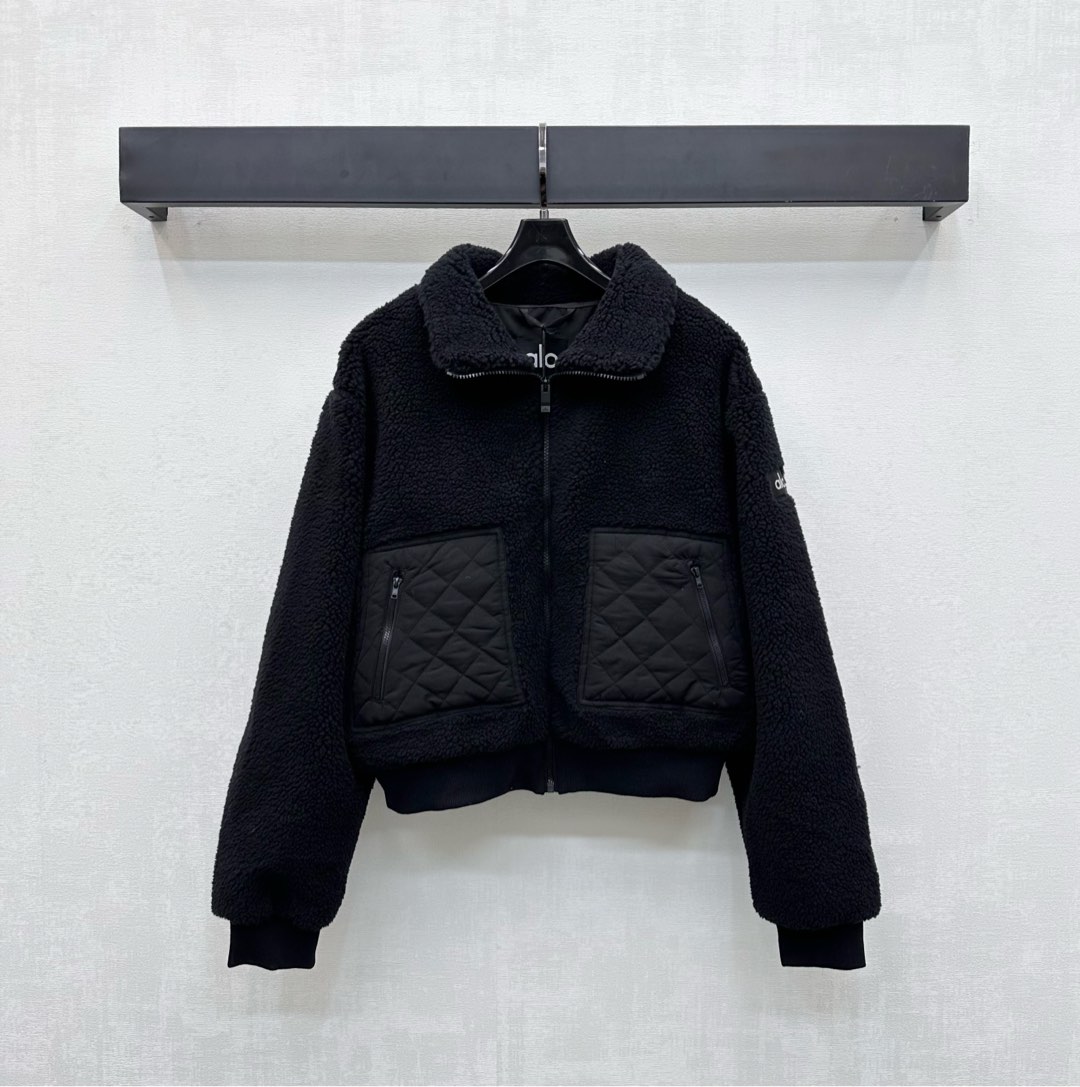 NO:490372,Alo*2025 new product is available on the shelves of lamb wool diamond coat custom YB imported nylon lamb wool material. Comfortable texture, warm and fashionable. The garment is treated with elastic knitted cuff hem. It is designed with spliced ​​diamond texture to add layered shapes. The windproof and cold protection effect is excellent. The sleeves are decorated with iconic letter logos to highlight the brand tone. The surface and auxiliary materials are developed. Lapel zipper jacket style and tailoring. A must-have versatile style in autumn and winter. Fashionable and fashionable. High-version 3 colors,, jackets & coats, alexander wang19860909alo*2025新品上架羊羔毛菱格外套定制YB进口尼龙羊羔毛材质 质感舒适 保暖时尚 成衣饰以弹力针织袖口下摆处理 配合拼接菱格纹理设计 增添造型层次感 防风御寒效果绝佳 袖侧点缀标志性字母徽标装饰 彰显品牌调性 面辅料开发 翻领拉链外套版型剪裁 秋冬必备百搭款式 穿搭时髦洋气  高版本3色,,jackets & coats,alexander wang,Women's clothing