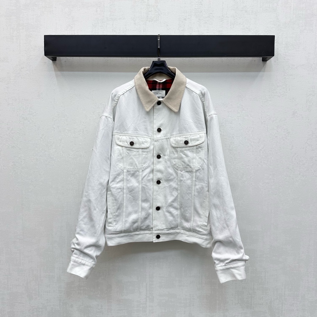 NO:488952,Tel ro*2025 new product launches corduroy lapel denim jacket customized YB imported twill cotton denim material retro texture and stylish outfit. The collar edge spliced ​​corduroy material collides with the large body. It matches the three-dimensional contour on the chest, symmetrical flip pocket design, adds a sense of styling. The ready-to-wear lining uses classic plaid elements to light up the details, allowing the simple style to perfectly charm, highlights the brand tone, surface auxiliary material development, lapel long-sleeved jacket tailoring, top body fashionable and fashionable, high version 2 colors,, jackets & coats, alexander wang19860909Tel ro*2025新品上架灯芯绒翻领牛仔外套定制YB进口斜纹棉牛仔材质 质感复古 穿搭有型 领边拼接灯芯绒材质 与大身形成碰撞 搭配胸前立体轮廓线对称翻盖口袋设计 增添造型层次感 成衣里布沿用经典格纹元素点亮细节 让简约款式也能完美时尚魅力 彰显品牌调性 面辅料开发 翻领长袖外套剪裁 上身时髦洋气  高版本2色,,jackets & coats,alexander wang,Women's clothing