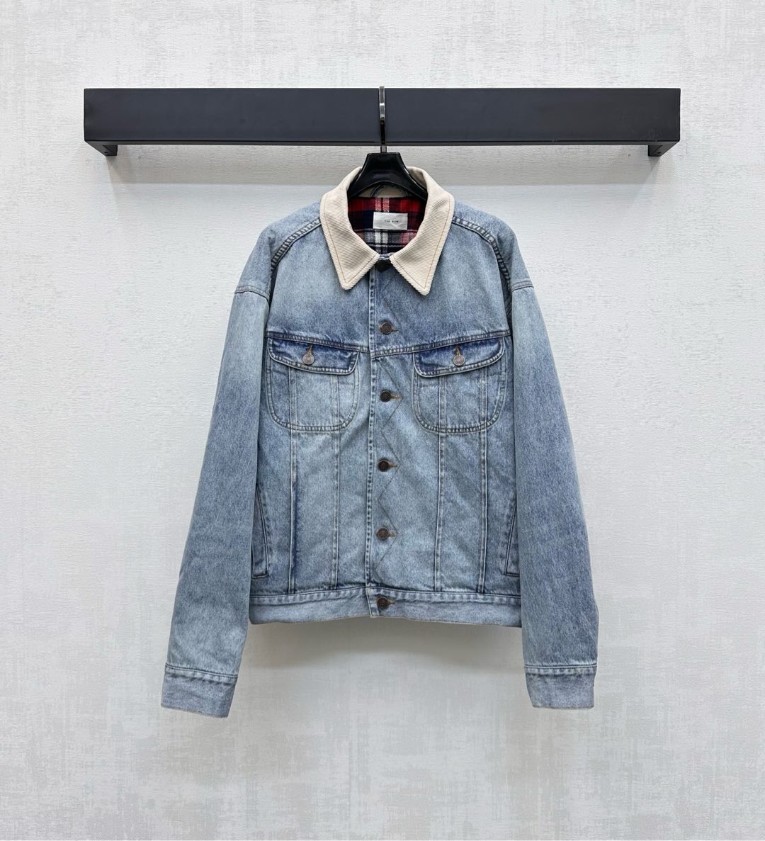 NO:488941,Tel ro*2025 new product launches corduroy lapel denim jacket customized YB imported twill cotton denim material, retro texture, stylish outfit, multi-enzyme washing retro white denim blue color, collar edge splicing corduroy material, collide with the large body, matched with the three-dimensional contour on the chest, symmetrical flip pocket design, add layered look, ready-to-wear lining uses classic plaid elements to light up details, allowing simple styles to perfect fashion charm, highlight the brand tone, surface auxiliary material development, lapel long-sleeved jacket tailoring, upper body fashionable and fashionable, high version 2 colors,, jackets & coats, alexander wang19860909Tel ro*2025新品上架灯芯绒翻领牛仔外套定制YB进口斜纹棉牛仔材质 质感复古 穿搭有型 多重酵素水洗复古素白牛仔蓝两色 领边拼接灯芯绒材质 与大身形成碰撞 搭配胸前立体轮廓线对称翻盖口袋设计 增添造型层次感 成衣里布沿用经典格纹元素点亮细节 让简约款式也能完美时尚魅力 彰显品牌调性 面辅料开发 翻领长袖外套剪裁 上身时髦洋气  高版本2色,,jackets & coats,alexander wang,Women's clothing