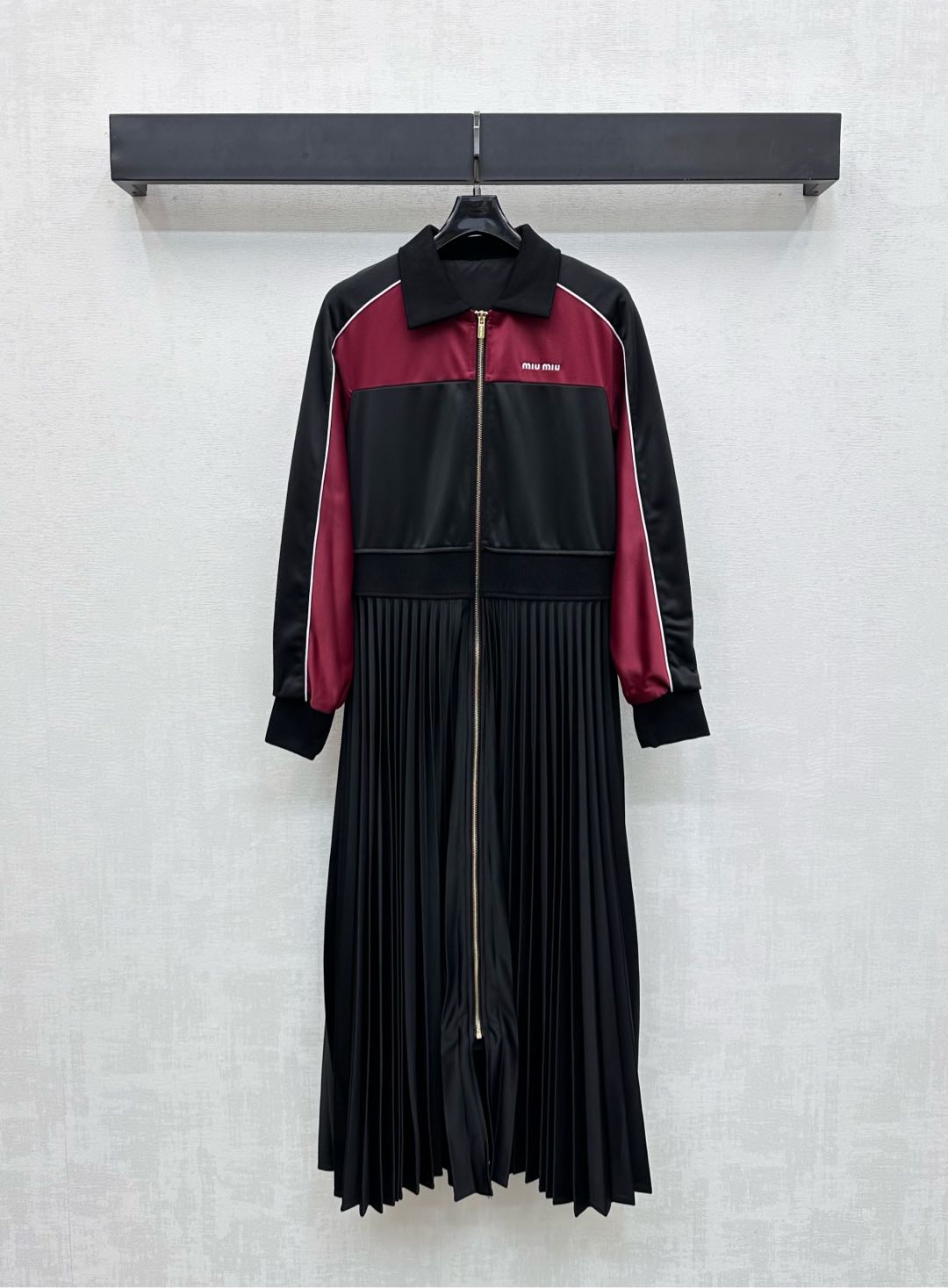 NO:490451,Miumi*2025 new product on-shelf lapel pleated dress customized YB imported polyester material, crisp and stylish, the whole body is adjusted with open zipper and contrasting color splicing design, adding layered look, the chest is decorated with iconic letter logo decoration, highlighting the brand tone, umbrella pleated skirt hem shape illuminates details, surface auxiliary material development, vertical lapel dress style tailoring, casual commuting outfit, fashionable, high version, miumiu, skirts, alexander wang19860909Miumi*2025新品上架翻领压褶连衣裙定制YB进口涤纶材质 挺括有型 通体沿用开襟拉链调节配合撞色拼接设计 增添造型层次感 胸前点缀标志性字母徽标装饰 彰显品牌调性 伞扩压褶裙摆造型点亮细节 面辅料开发 立翻领连衣裙版型剪裁 休闲通勤穿搭出彩时髦 高版本,,miumiu,skirts,alexander wang,Women's clothing