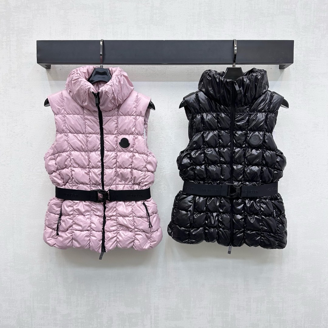 NO:488947,With dust bag Moncle*2025 new product, stand-up collar belt down vest custom YB imported nylon material inner down filling, the whole piece is light and warm, stand-up lapel two-width treatment is combined with the whole body press line lattice shape, warm and not bloated, more wearable, iconic badge decoration on the chest embellishes to highlight the brand tone, surface auxiliary material development, slim vest tailoring, waist waist-surround adjustment belt design, style is different from the large version, integrating warmth and fashionable, getting rid of traditional down bloat, first choice for layering in autumn and winter, filling stuff: white goose velvet filling amount: national standard 90 high version 2 colors, down jacket, alexander wang19860909配防尘袋Moncle*2025新品上架立领腰带羽绒马甲定制YB进口尼龙材质内里羽绒填充 整件轻盈保暖 立领翻领两穿处理配合通体压线格纹造型 暖和不显臃肿 穿搭性更强 胸前点缀标志性徽章装饰 彰显品牌调性 面辅料开发 修身马甲剪裁 腰部环绕收腰调节带设计 版型区别于大版型 集保暖与时髦一体 摆脱传统的羽绒臃肿 秋冬叠穿首选 充绒物:白鹅绒 充绒量:国标90  高版本2色,,down jacket,alexander wang,Women's clothing