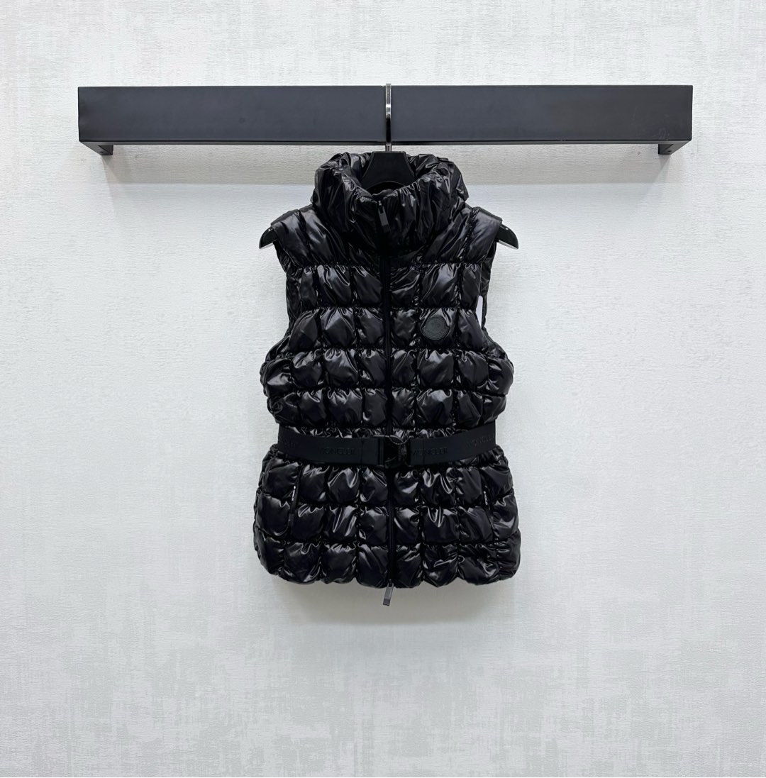 NO:488895,With dust bag Moncle*2025 new product, stand-up collar belt down vest custom YB imported nylon material inner down filling, the whole piece is light and warm, stand-up lapel two-width treatment is combined with the whole body press line lattice shape, warm and not bloated, more wearable, iconic badge decoration on the chest embellishes to highlight the brand tone, surface auxiliary material development, slim vest tailoring, waist waist-surround adjustment belt design, style is different from the large version, integrating warmth and fashionable, getting rid of traditional down bloat, first choice for layering in autumn and winter, filling stuff: white goose velvet filling amount: national standard 90 high version 2 colors, down jacket, alexander wang19860909配防尘袋Moncle*2025新品上架立领腰带羽绒马甲定制YB进口尼龙材质内里羽绒填充 整件轻盈保暖 立领翻领两穿处理配合通体压线格纹造型 暖和不显臃肿 穿搭性更强 胸前点缀标志性徽章装饰 彰显品牌调性 面辅料开发 修身马甲剪裁 腰部环绕收腰调节带设计 版型区别于大版型 集保暖与时髦一体 摆脱传统的羽绒臃肿 秋冬叠穿首选 充绒物:白鹅绒 充绒量:国标90  高版本2色,,down jacket,alexander wang,Women's clothing
