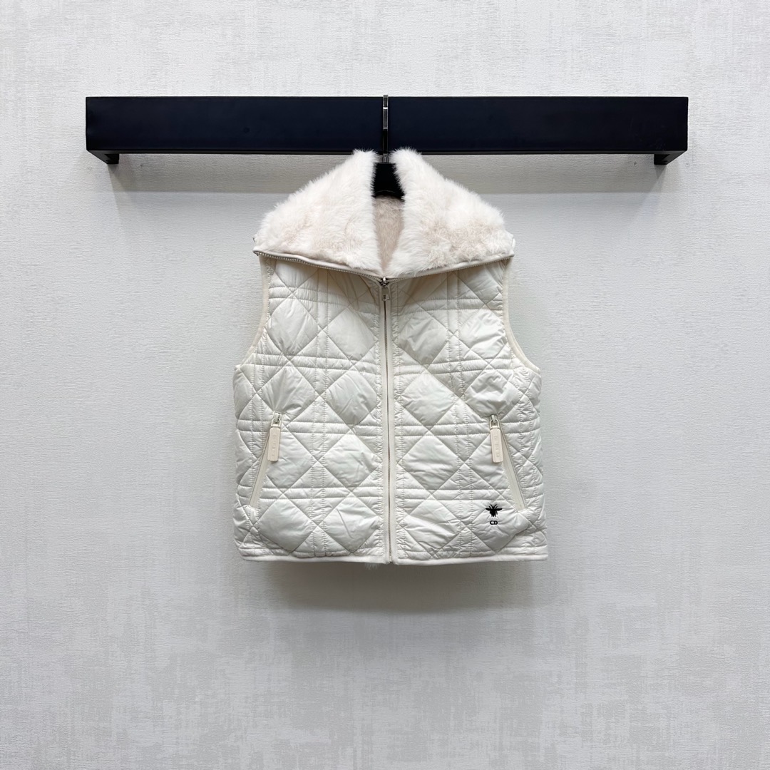 NO:488913,Dio*2025 new product lapel double-sided vest jacket customized YB imported recycled nylon fine imitation rabbit hair material soft and comfortable, full texture. It uses diamond embossed on one side and soft plush design. Full details. The oblique pocket style is rich and practical. It adds a sense of styling. The hem is decorated with the iconic CD bee embroidered logo to highlight the brand tone. The surface auxiliary material development. Shawls and lapel vest tailoring can be matched with the same series. The set is casual and fashionable. It is easy to match every day for commuting. High-end version,,dior,jackets & coats,shawls,alexander wang19860909Dio*2025新品上架翻领双面马甲外套定制YB进口再生尼龙精仿兔毛材质 柔软舒适 质感十足 沿用一面菱格压纹一面软糯毛绒设计 细节满满 斜插口袋版型暖手丰富实用 增添造型层次感 下摆融入标志性CD蜜蜂刺绣徽标装饰 彰显品牌调性 面辅料开发 披肩大翻领马甲剪裁 可搭配同系列直筒长裤 成套穿搭休闲时髦 日常通勤随意搭配轻松驾驭 高版本,,dior,jackets & coats,shawls,alexander wang,Women's clothing