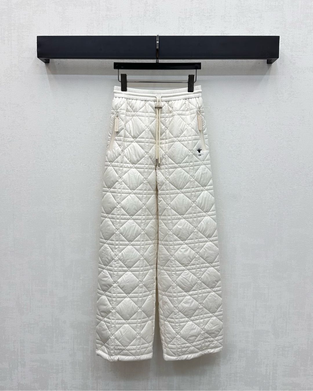 NO:488906,Dio*2025 new product is on the shelves of diamond lattice cotton trousers customized YB imported recycled nylon material, soft and comfortable, full texture, diamond embossed design, full of details, oblique socket pocket zipper style, hand warming and warming, adding layered styling, ready-to-wear incorporates the iconic CD bee embroidered logo decoration, highlighting the brand tone, surface auxiliary material development, high-waist drawstring straight pants tailoring, can be matched with the same series of jackets, complete sets of casual outfits, easy to match with daily commuting, high-end version,,dior,jackets & coats,alexander wang19860909Dio*2025新品上架菱格纹间棉长裤定制YB进口再生尼龙材质 柔软舒适 质感十足 沿用菱格压纹设计 细节满满 斜插口袋拉链版型暖手丰富实用 增添造型层次感 成衣融入标志性CD蜜蜂刺绣徽标装饰 彰显品牌调性 面辅料开发 高腰抽绳直筒裤剪裁 可搭配同系列外套 成套穿搭休闲时髦 日常通勤随意搭配轻松驾驭 高版本,,dior,jackets & coats,alexander wang,Women's clothing