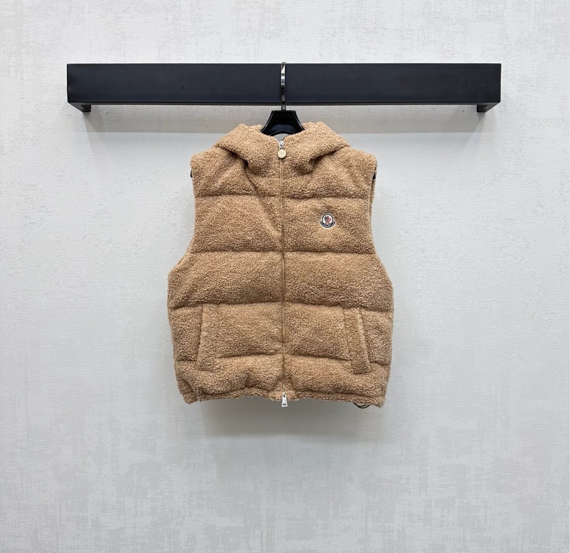 NO:488927,The new product with dust bag Moncle*2025 is available on the shelves of Teddy Plush Hooded Vest Customized YB imported Teddy Plush down material, soft and comfortable, with double-head zipper adjustment, with symmetrical plug pocket style design, add layered look, and the chest is decorated with iconic letter badges to highlight the brand tone, furry feel, symmetrical plug pocket style enhancement, fashionable outfit, facial auxiliary material development, hooded drawstring vest tailoring, glutinous and fashionable outfit, first choice for warmth in autumn and winter, filling standard: national standard 90 velvet, filling material: white duck down, high version, down jacket, hats, alexander wang19860909配防尘袋Moncle*2025新品上架泰迪毛绒连帽马甲定制YB进口泰迪毛绒羽绒材质 柔软舒适 沿用开襟双头拉链调节 配合对称插兜口袋版型设计 增添造型层次感 胸前融入标志性字母徽章装饰 彰显品牌调性 毛茸茸手感 对称插兜口袋版型实用性提升 穿搭洋气 面辅料开发 连帽抽绳马甲剪裁 糯糯的时髦穿搭 秋冬保暖首选 充绒标准:国标90绒 充绒物:白鸭绒 高版本,,down jacket,hats,alexander wang,Women's clothing
