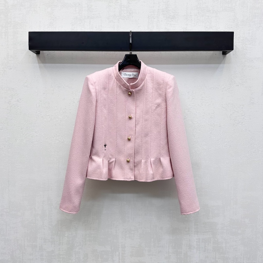 NO:488962,Dio*2025 new product stand-alone collar dress jacket custom YB imported blended wool cotton material, high-quality texture, full-quality, shoulder design fits the human body, more slender and upright, matched with the three-dimensional pleated styling design on the hem, adding an overall sense of layering, the front closure is engraved with CD closure buttons to highlight details, and the waist side is decorated with iconic letter embroidered logo to highlight the brand tone, surface auxiliary material development, stand-alone long-sleeved jacket tailoring, perfect interpretation of the elegant and rich feeling, the best choice for formal occasions, high-end version 2 colors,,dior, jackets & coats,alexander wang19860909Dio*2025新品上架立领洋装外套定制YB进口混纺羊毛人棉材质 质感高级 品相十足 正肩设计贴合人体 更显身姿纤细挺拔 搭配下摆立体压褶造型设计 增添整体层次感 前襟刻印CD襟扣点亮细节 配合腰侧融入标志性字母刺绣徽标装饰 彰显品牌调性 面辅料开发 立领长袖外套剪裁 完美演绎优雅千金感 出席正式场合的不二之选 高版本2色,,dior,jackets & coats,alexander wang,Women's clothing