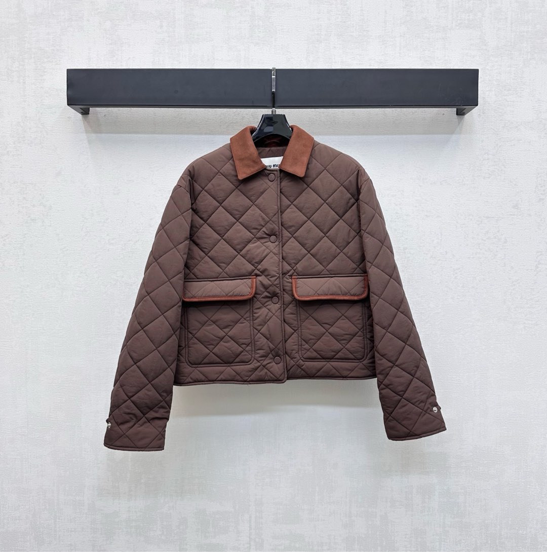 NO:490359,Miumi*2025 new product launches lapel diamond pattern cotton jacket custom YB imported nylon material, inner down cotton filling, light and warm, body plaid texture, symmetrical flip pocket pattern design with open plaid snap buckle, echoing each other, adding layered styling, the back collar is incorporated into the iconic letter embroidery logo decoration, highlighting the brand tone, surface auxiliary material development, lapel long-sleeved jacket tailoring, daily commuting outfit casual and fashionable, easy to control at will, high-end version,,miumiu, jackets & coats, down jacket, alexander wang19860909Miumi*2025新品上架翻领菱格纹棉服外套定制YB进口尼龙材质 内里羽绒棉填充 轻盈保暖 通体格纹肌理 配合开襟按扣调节对称翻盖口袋版型设计 与袖口相互呼应 增添造型层次感 后领融入标志性字母刺绣徽标装饰 彰显品牌调性 面辅料开发 翻领长袖外套剪裁 日常通勤穿搭休闲时髦 随意搭配都可轻松驾驭  高版本,,miumiu,jackets & coats,down jacket,alexander wang,Women's clothing