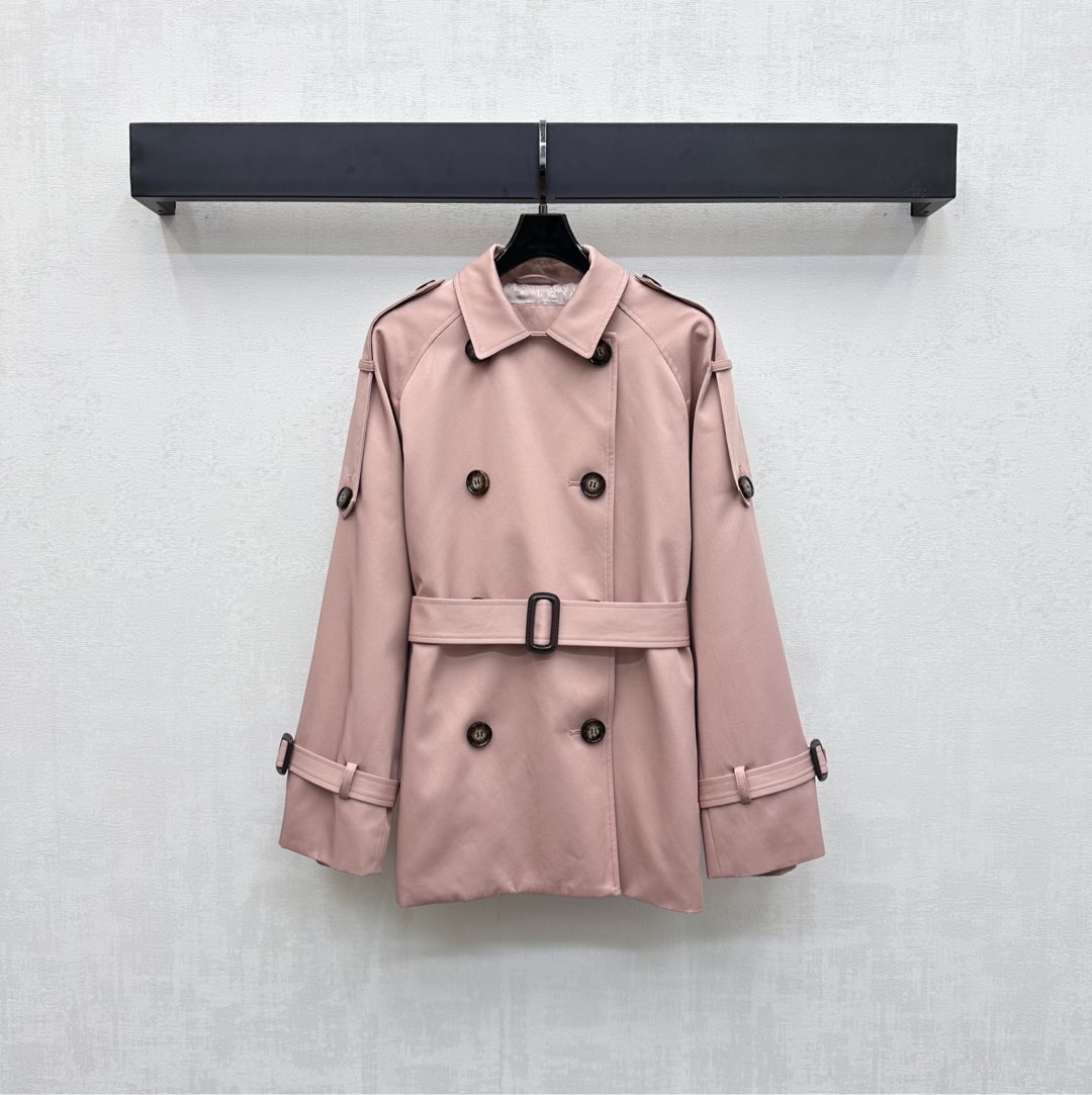 NO:490442,Maxmar*2025 new product lapel belt windbreaker jacket custom YB imported twill cotton material comfortable and breathable, crisp and stylish waist cloth belt incorporates the iconic letter embroidery logo, and is covered with letter jacquard elements to echo the brand tone. The plaid button adjustment is matched with the hem slit design, full of detail, adding overall layering, surface auxiliary materials development, lapel windbreaker style and tailoring, early autumn fashionable and elegant windbreaker, temperament charming British elegance, high-end,,jackets & coats,alexander wang19860909Maxmar*2025新品上架翻领腰带风衣外套定制YB进口斜纹棉材质 舒适透气 挺括有型 腰间本布腰带融入标志性字母刺绣徽标 配合里布铺满字母提花元素呼应 彰显品牌调性 开襟纽扣调节搭配下摆开叉设计 细节感满满 增添整体层次感 面辅料开发 翻领风衣版型剪裁 早秋时尚优雅风衣 气质魅力英伦优雅  高版本,,jackets & coats,alexander wang,Women's clothing