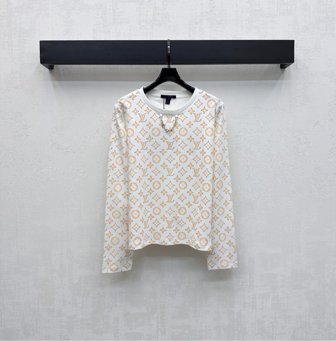 NO:490426,Louis Vuitto*2025 new product is available on the shelves of round neck printed chain tops, customized YB imported twill cotton, breathable and comfortable, full texture, made of gram-weight pure cotton, slightly elastic, and slimming visual effect, full of iconic four-leaf clover letter pattern elements, combined with breakpoint hook edge effect, highlight the brand tone, the neckline is always marked with metal letters, chains with the same color thread wrap as design highlights, youthful atmosphere increases, adds a sense of styling, surface auxiliary materials development, regular long-sleeved top cutting, simple and casual upper body, outstanding and fashionable, high-end version,,louis vuitton,alexander wang19860909Louis Vuitto*2025新品上架圆领印花链条上衣定制YB进口斜纹全棉材质 透气舒适 质感十足 采用克重纯棉制成 略带有弹力 呈现显瘦视觉效果 通体满印标志性四叶草字母图案元素 配合断点钩边效果 彰显品牌调性 领口沿用金属字母标链条同色系螺纹包边作设计亮点 青春气氛骤增 增添造型层次感 面辅料开发 常规长袖上衣裁剪 上身简约休闲 单穿内搭都出彩时髦 高版本,,louis vuitton,alexander wang,Women's clothing