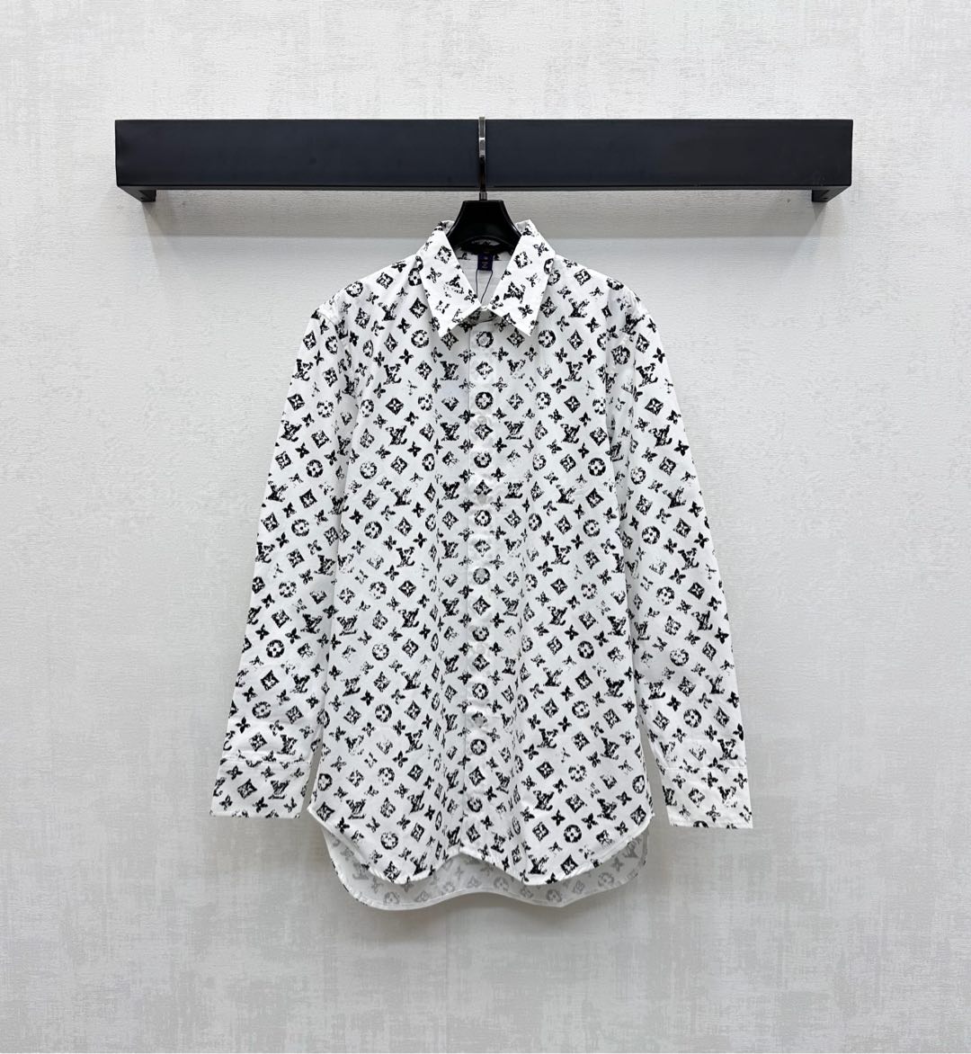 NO:490409,Louis Vuitto*2025 new product lapel printed shirts on shelves are customized YB imported twill cotton material, breathable and comfortable, full texture, use open-clad buttons to adjust and make it easy to put on and take off, adding layered look, the whole body is full of iconic four-leaf clover letter pattern elements, highlighting the brand tone, surface auxiliary material development, lapel long-sleeved shirt tailoring, simple and high-end upper body, essential items for daily commuting and date High-end version,,louis vuitton,alexander wang19860909Louis Vuitto*2025新品上架翻领印花衬衣定制YB进口斜纹全棉材质 透气舒适 质感十足 沿用开襟纽扣调节方便穿脱 增添造型层次感 通体印满标志性四叶草字母图案元素 彰显品牌调性 面辅料开发 翻领长袖衬衣剪裁 上身简约高级 日常通勤约会必备单品 高版本,,louis vuitton,alexander wang,Women's clothing