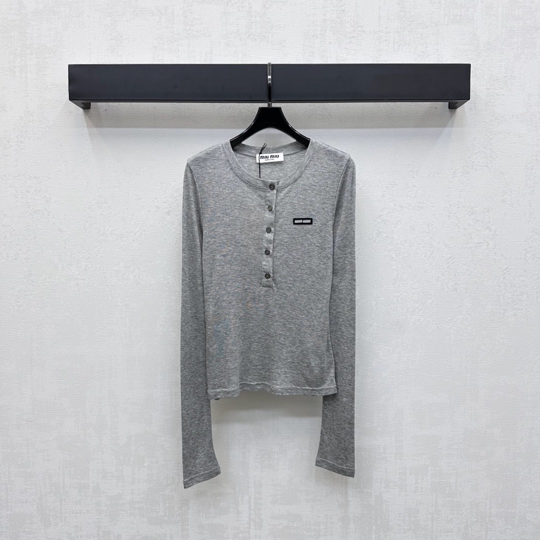 NO:488990,Miumi*2025 new product is available on the shelves of round neck long-sleeved base shirt. Customized YB imported Tiansi wool material. Soft and delicate. Comfortable texture. Use half-plate round button decoration. Adjust the slit at will to add layering. The chest is decorated with iconic letter logo embellishment to highlight the brand tone. Low-key and textured. Facial and auxiliary materials development. Round neck knitted base shirt tailoring. Stretch fabric fits the body. The upper body shows simple and generous temperament. Daily commuting. High-version 2 colors,,miumiu,alexander wang19860909Miumi*2025新品上架圆领长袖打底衫定制YB进口天丝羊毛材质 柔软细腻 质感舒适 沿用半开襟圆扣装饰 随意调节开衩 增添造型层次感 胸前融入标志性字母徽标点缀 彰显品牌调性 低调有质感 面辅料开发 圆领针织打底衫剪裁 弹力面料贴合身形 上身尽显简单大方气质 日常通勤都   高版本2色,,miumiu,alexander wang,Women's clothing
