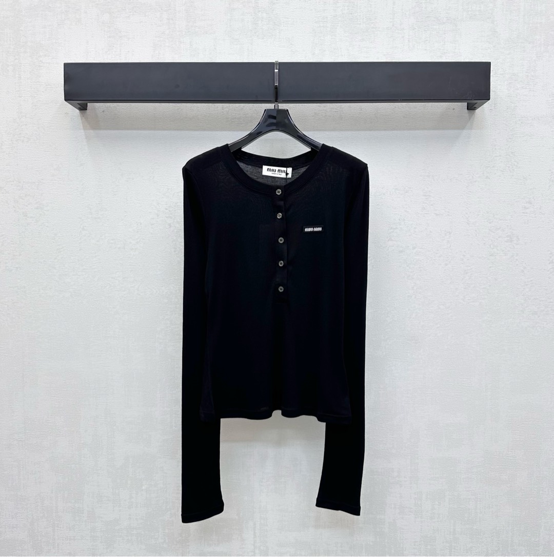 NO:488979,Miumi*2025 new product is available on the shelves of round neck long-sleeved base shirt. Customized YB imported Tiansi wool material. Soft and delicate. Comfortable texture. Use half-plate round button decoration. Adjust the slit at will to add layering. The chest is decorated with iconic letter logo embellishment to highlight the brand tone. Low-key and textured. Facial and auxiliary materials development. Round neck knitted base shirt tailoring. Stretch fabric fits the body. The upper body shows simple and generous temperament. Daily commuting. High-version 2 colors,,miumiu,alexander wang19860909Miumi*2025新品上架圆领长袖打底衫定制YB进口天丝羊毛材质 柔软细腻 质感舒适 沿用半开襟圆扣装饰 随意调节开衩 增添造型层次感 胸前融入标志性字母徽标点缀 彰显品牌调性 低调有质感 面辅料开发 圆领针织打底衫剪裁 弹力面料贴合身形 上身尽显简单大方气质 日常通勤都   高版本2色,,miumiu,alexander wang,Women's clothing