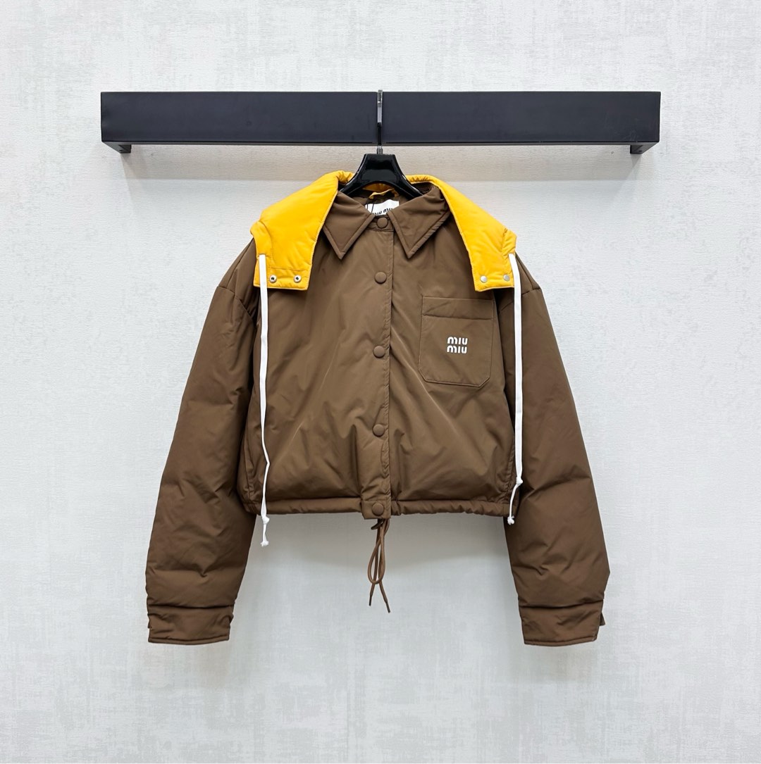 NO:490346,The new product with dust bag Miumi*2025 is on the shelves and is customized with a detachable contrasting hooded down jacket. Customized YB imported windproof nylon material. Texture gloss. White goose velvet fills the inner part. The whole piece is light and warm. It is used to use a detachable bright yellow hooded treatment. It forms a color collision with the large body fabric. The design sense is full. It is easy to put on and off with the plaque and snap button to adjust it to make it easier to put on and off. It adds a sense of styling. The chest pocket of the jacket is decorated with iconic letters and logo embellishment to highlight the brand tone. The surface and auxiliary materials development. Hooded long-sleeved jacket is cut. The upper body is light and fashionable. It can be easily controlled at any time when matching in autumn and winter. Combination of warmth and fashionable. Fleece filling standard: National standard 90 velvet. Fleece filling: white goose velvet. High version,,miumiu, jackets & coats,down jacket,hats,alexander wang19860909配防尘袋Miumi*2025新品上架可拆卸撞色连帽羽绒外套定制YB进口防风尼龙材质 质感光泽 白鹅绒填充内里 整件轻盈保暖 沿用可拆卸亮黄色连帽处理 与大身面料形成颜色碰撞 设计感拉满 配合开襟按扣调节方便穿脱 增添造型层次感 外套胸前口袋融入标志性字母徽标点缀装饰 彰显品牌调性 面辅料开发 连帽长袖外套剪裁 上身轻盈时尚 秋冬随意搭配都可轻松驾驭 集保暖与时髦一体 充绒标准:国标90绒 充绒物:白鹅绒   高版本,,miumiu,jackets & coats,down jacket,hats,alexander wang,Women's clothing