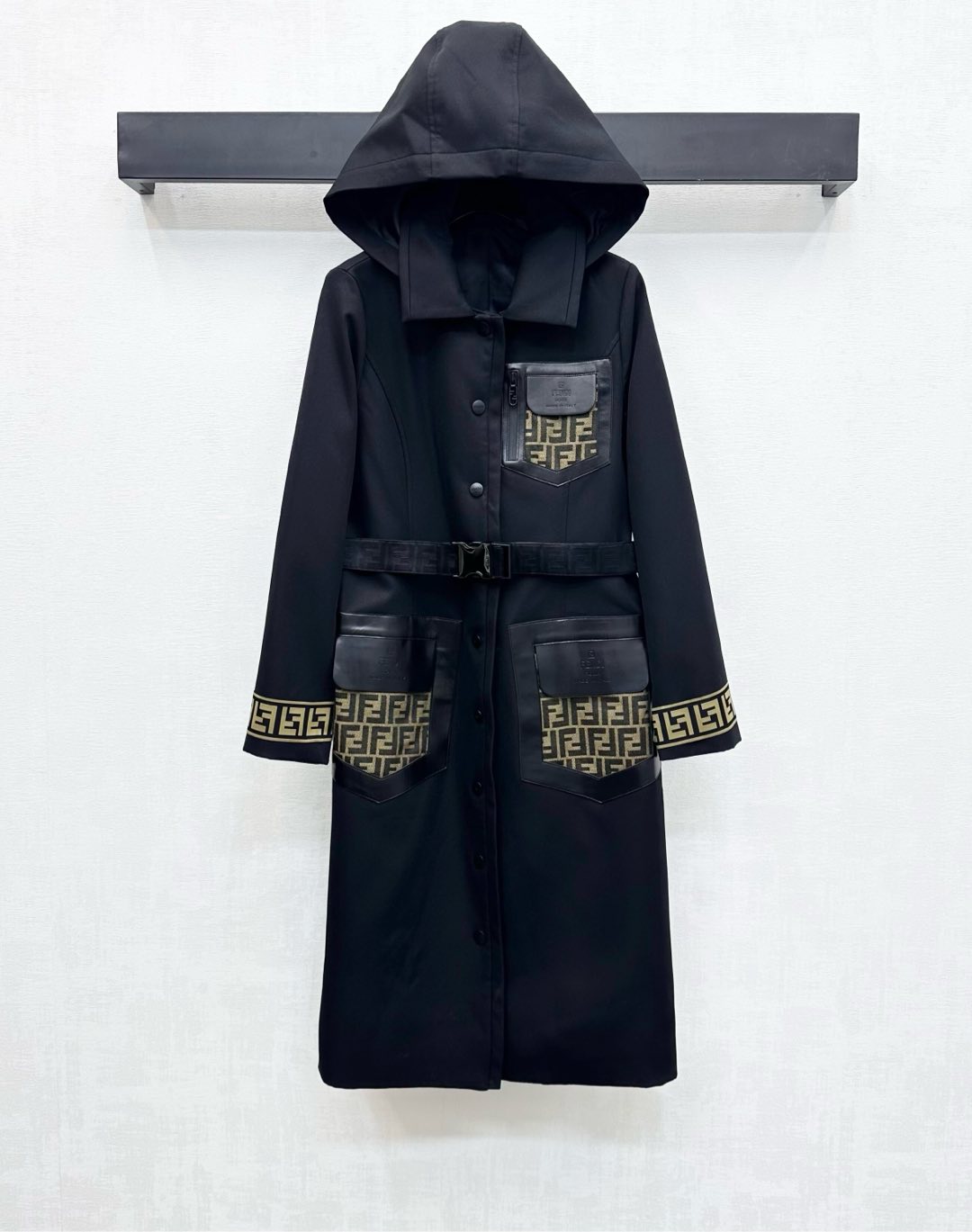 NO:490465,Fend*2025 new product is on the shelves of the removable hooded long windbreaker customized YB imported windbreaker material is crisp and stylish, full of texture, the hat is removable, fashionable and varied, and the style is used to adjust the design of the open-clad sealing snap buckle, and the graceful body is integrated with metal snap belt to add a sense of styling. Multiple leather pockets on both sides are decorated with double F jacquard to highlight the brand tone. Face and auxiliary materials development Hooded long windbreaker tailoring. A must-have item for both fashion and practical autumn and winter. Describe different temperament styles and British elegance. High-version, fendi, hats, alexander wang19860909Fend*2025新品上架可拆卸连帽长款风衣定制YB进口风衣材质 挺括有型 质感十足 帽子可拆卸处理 穿搭风格时髦多变 沿用开襟刻印按扣调节设计 配合金属卡扣腰带融入勾勒曼妙身形 增添造型层次感 双侧多个皮革口袋均以双F提花点缀装饰 彰显品牌调性 面辅料开发 连帽长款风衣剪裁 时尚与实用兼备的秋冬必备单品 演绎不同气质风格英伦优雅 高版本,,fendi,hats,alexander wang,Women's clothing