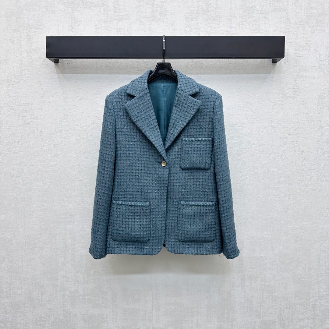 NO:492271,Chane*2025 new product is on the shelves of lapel plaid dress jacket custom YB imported coarse wool woolen material. The texture is obvious and the texture is superior. The thick wool woolen fabric creates a small fragrance style. The overall use of water-blue plaid is elegant but not dull. The braided elements with silver wire reflection are luxurious and charming. Add a sense of styling. Multiple knitted edge-binding pockets show the high-end celebrity style. With the iconic double C letter logo embellishment, the brand tone, the development of surface accessories, the tailoring of the gun-knit dress jacket can be matched with the same series of trousers. The complete set is stylish and fashionable. The first choice for autumn and winter seasonal outfits. High-version 36 38 40,,chanel,jackets & coats,alexander wang19860909Chane*2025新品上架翻领格纹洋装外套定制YB进口粗纺羊毛呢材质 肌理明显 质感上乘 粗花毛呢面料塑造小香风典范 整体沿用水蓝色格纹 雅致而无沉闷感 成衣编织元素配合银丝反光 奢华迷人 增添造型层次感 多处编织捆边口袋 尽显高级名媛风格 搭配开襟纽扣刻印标志性双C字母徽标点缀 彰显品牌调性 面辅料开发 枪驳领洋装外套剪裁 可搭配同系列长裤 成套搭配气质时髦 秋冬换季穿搭首选  高版本36 38 40,,chanel,jackets & coats,alexander wang,Women's clothing