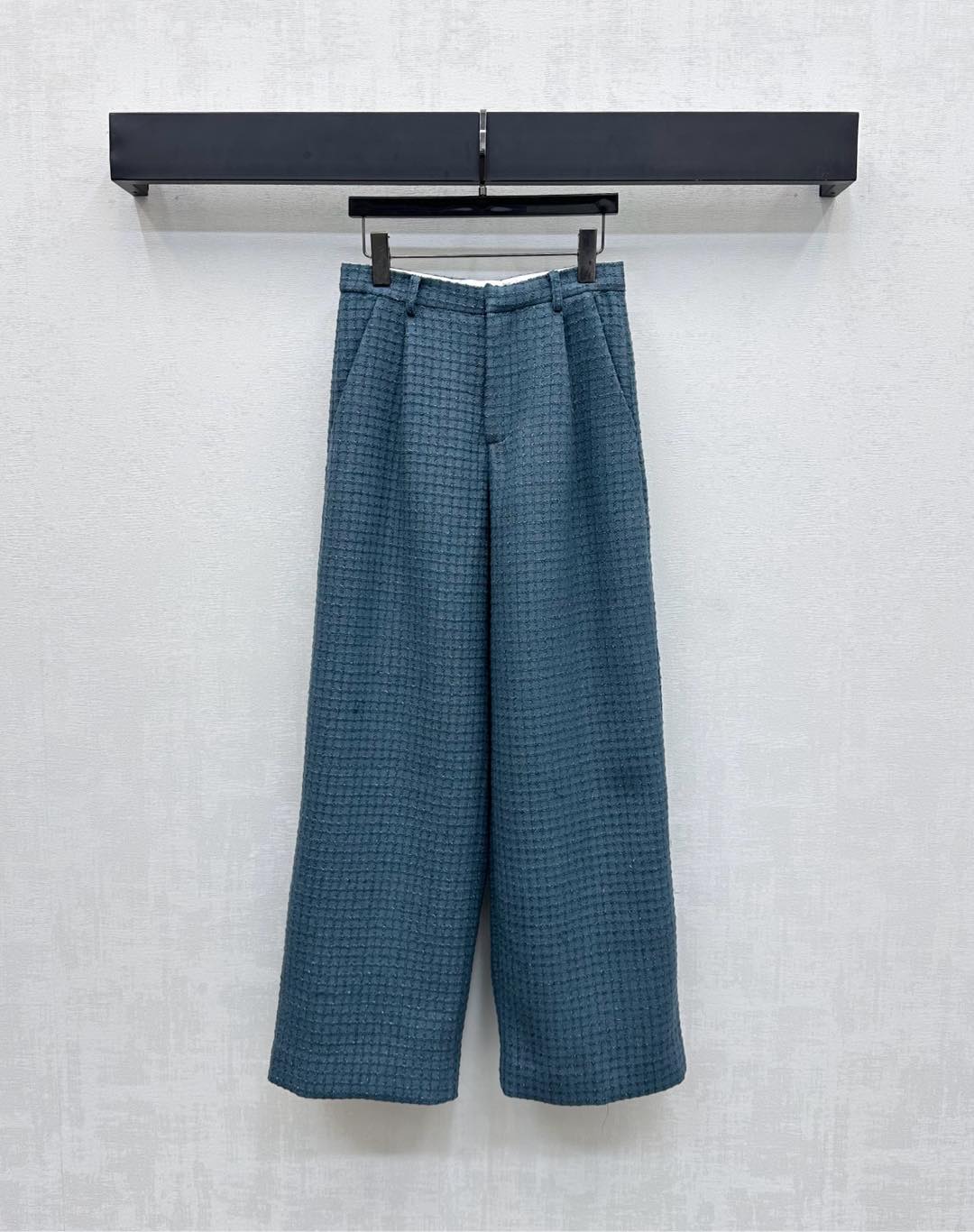 NO:492304,Chane*2025 new product is on the shelves of plaid dress trousers customized YB imported coarse wool woolen material. The texture is obvious and the texture is superior. The thick wool woolen fabric creates a small fragrance style. The overall use of water-blue plaid is elegant but not dull. The braided elements of the ready-to-wear with silver wire reflection is luxurious and charming. Add a sense of styling. Symmetrical pockets embellish the round buttons and engraved with the logo logo decoration to highlight the brand tone. Face and auxiliary materials development. High-waist dress straight trousers tailored. Can be matched with the same series of suit jackets. The upper body is fashionable. The first choice for autumn and winter seasonal outfits. High-version 36 38 40,,chanel,jackets & coats,business suit,alexander wang19860909Chane*2025新品上架格纹洋装长裤定制YB进口粗纺羊毛呢材质 肌理明显 质感上乘 粗花毛呢面料塑造小香风典范 整体沿用水蓝色格纹 雅致而无沉闷感 成衣编织元素配合银丝反光 奢华迷人 增添造型层次感 对称口袋点缀圆扣刻印标志性字母徽标装饰 彰显品牌调性 面辅料开发 高腰洋装直筒长裤剪裁 可搭配同系列西装外套 上身气质时髦 秋冬换季穿搭首选  高版本36 38 40,,chanel,jackets & coats,business suit,alexander wang,Women's clothing