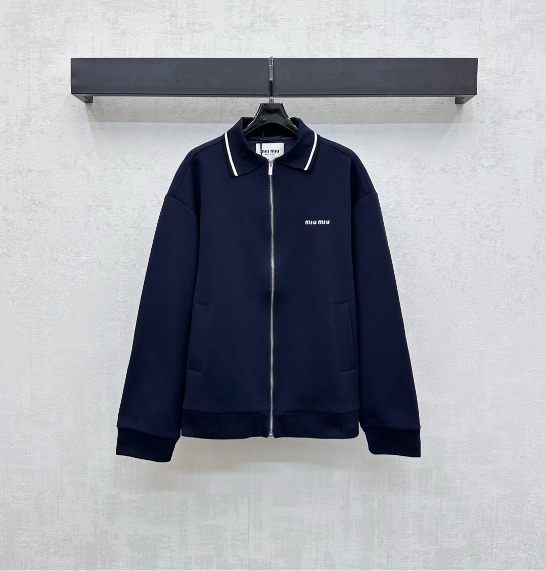 NO:492256,Miumi*2025 new product is on the shelves of zipper lapel casual jackets, custom YB imported twill cotton, suitable for autumn and winter thickness, the outfit is crisp and stylish, the collar edge echoes the front closure edge modification, the white outline forms a contrasting color with the large body, and creates a sense of personality and slackness. Combined with the symmetrical pocket-sized pocket-size design, adds a sense of styling layering, and incorporates iconic letter embroidery logo decoration on the chest to highlight the brand tone, and adds a fashionable and casual feeling, low-key luxury, surface accessories development, lapel jacket tailoring, the best choice for daily casual outfits, high-end,,miumiu, jackets & coats, jackets & coats, alexander wang19860909Miumi*2025新品上架拉链翻领休闲外套定制YB进口斜纹全棉材质 适合秋冬厚度 穿搭挺括有型 领边呼应前襟捆边修饰 白色轮廓与大身形成撞色 穿出个性和松弛感 配合对称插兜口袋版型设计 增添造型层次感 胸前融入标志性字母刺绣徽标装点 彰显品牌调性 更添时髦休闲感 低调奢华 面辅料开发 翻领夹克外套剪裁 日常休闲穿搭的不二之选  高版本,,miumiu,jackets & coats,jackets & coats,alexander wang,Women's clothing