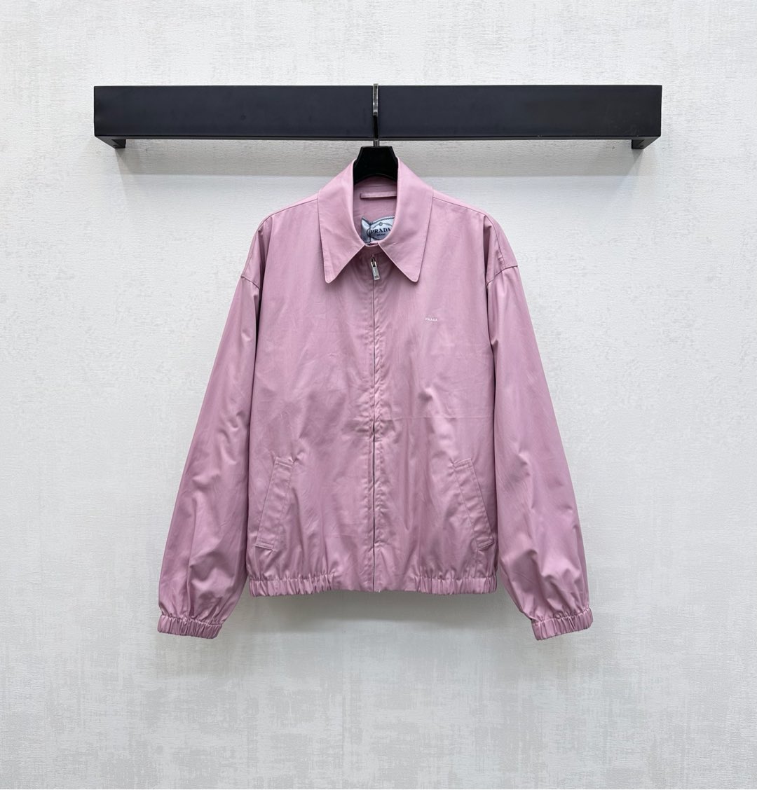 NO:492292,Prad*2025 new product zipper jacket custom YB imported twill cotton material, delicate texture, straight and stylish, breathable and comfortable, large body plain color simple and versatile, front zipper and symmetrical zipper pocket style, rich and practical, add layered look, iconic letter embroidery logo decoration on the chest, matched with elastic pleats on the hem cuffs, present a handsome and age-reducing style, highlighting the brand tone, surface auxiliary material development, lapel jacket tailoring, fashionable and fashionable, upper body simple and advanced, high-end version 2 colors,,prada, jackets & coats, jackets & coats, alexander wang19860909Prad*2025新品上架拉链夹克外套定制YB进口斜纹全棉材质 质感细腻 挺阔有型 穿搭透气舒适 大身素色简约百搭 前襟拉链配合对称拉链口袋版型 丰富实用 增添造型层次感 胸前融入标志性字母刺绣徽标装饰 搭配下摆袖口弹力褶皱 呈现帅气减龄风格 彰显品牌调性 面辅料开发 翻领夹克外套剪裁 穿搭时髦洋气 上身简约高级 高版本2色,,prada,jackets & coats,jackets & coats,alexander wang,Women's clothing