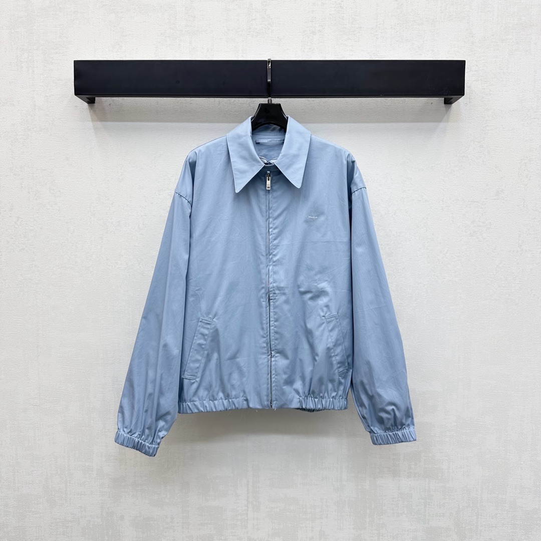 NO:492283,Prad*2025 new product zipper jacket custom YB imported twill cotton material, delicate texture, straight and stylish, breathable and comfortable, large body plain color simple and versatile, front zipper and symmetrical zipper pocket style, rich and practical, add layered look, iconic letter embroidery logo decoration on the chest, matched with elastic pleats on the hem cuffs, present a handsome and age-reducing style, highlighting the brand tone, surface auxiliary material development, lapel jacket tailoring, fashionable and fashionable, upper body simple and advanced, high-end version 2 colors,,prada, jackets & coats, jackets & coats, alexander wang19860909Prad*2025新品上架拉链夹克外套定制YB进口斜纹全棉材质 质感细腻 挺阔有型 穿搭透气舒适 大身素色简约百搭 前襟拉链配合对称拉链口袋版型 丰富实用 增添造型层次感 胸前融入标志性字母刺绣徽标装饰 搭配下摆袖口弹力褶皱 呈现帅气减龄风格 彰显品牌调性 面辅料开发 翻领夹克外套剪裁 穿搭时髦洋气 上身简约高级 高版本2色,,prada,jackets & coats,jackets & coats,alexander wang,Women's clothing