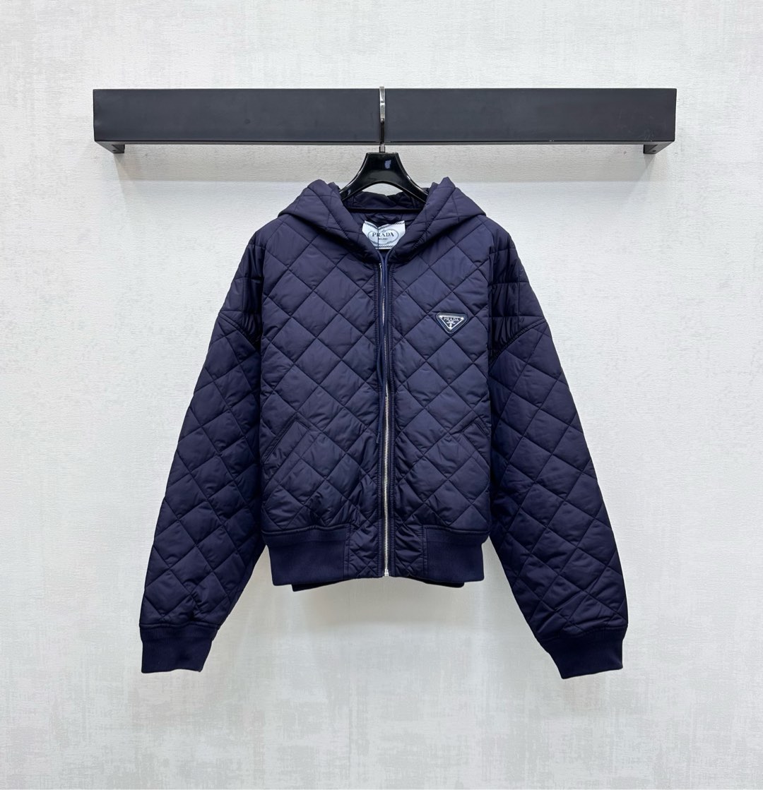NO:492300,Prad*2025 new product launches diamond hooded down cotton jacket. Customized YB imported windproof and waterproof nylon material. Its process is restored. Upgraded material. Improve the function of cold protection in autumn and winter. Down cotton filling the inner part. The whole piece is light and warm. Open zipper adjustment design. Threaded edge contour treatment. Full details. The whole body is embossed with diamond embossed elements. It is combined with symmetrical concealed pocket style. Hand warmer. The design is rich and practical. The chest is decorated with the iconic triangle logo embellishment to highlight the brand tone. The surface and auxiliary materials development. Hooded zipper jacket cut successfully. Get rid of the dullness. Integrate warmth and fashionable. High-end version,,prada, jackets & coats,down jacket,hats,alexander wang.19860909Prad*2025新品上架菱格连帽羽绒棉服 定制YB进口防风防水尼龙材质 其工艺还原 升级材质 提升秋冬御寒功能 羽绒棉填充内里 整件轻盈保暖 开襟拉链调节设计 螺纹包边轮廓处理 细节满满 通体采用菱格压纹元素 配合对称暗扣口袋版型暖手增大容量 设计丰富实用 胸口融入标志性三角徽标点缀装饰 彰显品牌调性 面辅料开发 连帽拉链外套剪裁 成功展现品质 摆脱沉闷 集保暖与时髦一体 高版本,,prada,jackets & coats,down jacket,hats,alexander wang,Women's clothing