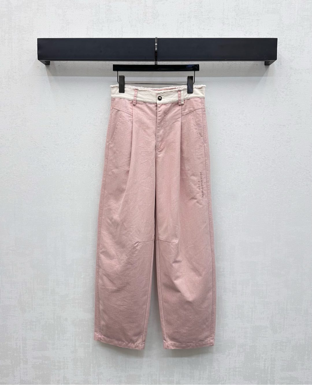NO:492322,Alexanderwan*2025 new product launches on the shelves of breasted carrot wide-leg trousers customized YB imported twill cotton material Enzyme wash, cream pink and blue with just the right texture, the trouser tone is decorated with flocs, combined with white edge contrast, create a free and cool style charm, add layered style, and the legs are decorated with iconic letter embroidery logos, highlight the brand tone, surface auxiliary materials development, high waist wide-leg radish trousers cut, the upper body is cool and stylish, relaxed and fashionable, and the combination is more attractive to the high street. High version 2 colors,,alexander wang19860909Alexanderwan*2025新品上架毛边萝卜阔腿长裤定制YB进口斜纹全棉材质 酵素水洗 质感恰到好处的奶油粉色和蓝色 裤头饰以不包边絮状点缀 配合白边撞色 打造自由飒爽的风格魅力 增添造型层次感 腿侧融入标志性字母刺绣徽标呼应 彰显品牌调性 面辅料开发 高腰阔腿萝卜长裤剪裁 上身酷飒有型 松弛不失时髦感 搭配更具高街魅力 高版本2色,,alexander wang,Women's clothing